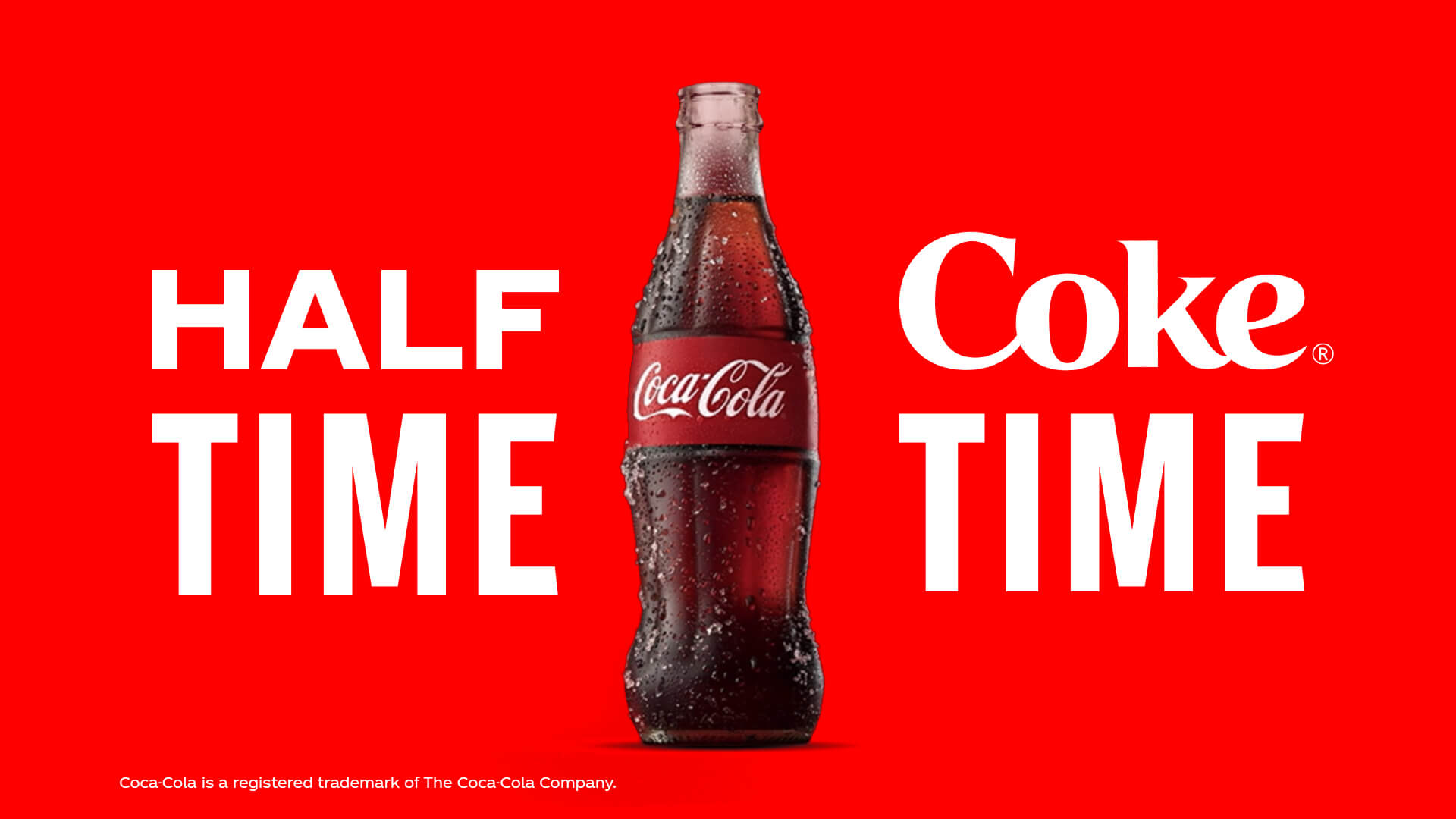 संयुक्त छवि में फादर क्रिसमस को Coca Cola क्लासिक पीते हुए, लाल बैकग्राउंड में Coca Cola क्लासिक की बोतल और Coca Cola- रियल मैजिक से भरपूर लाल उपहार बॉक्स को दिखाया गया है। 