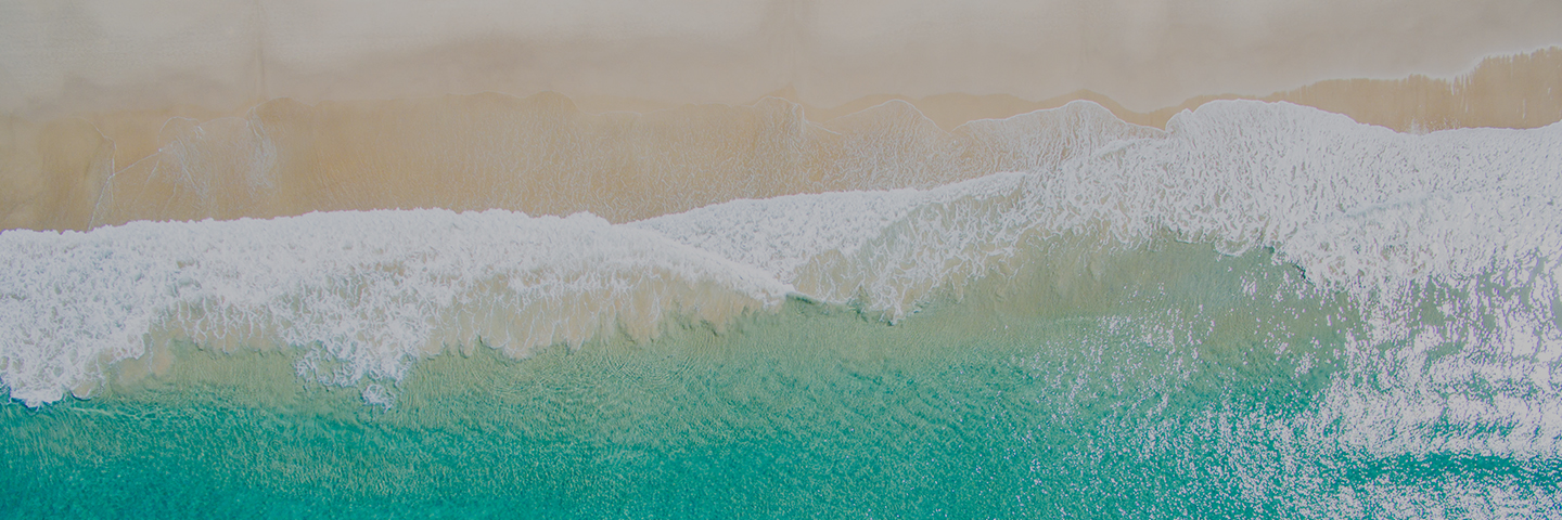 सुनहरी रेत से टकराती लहरें