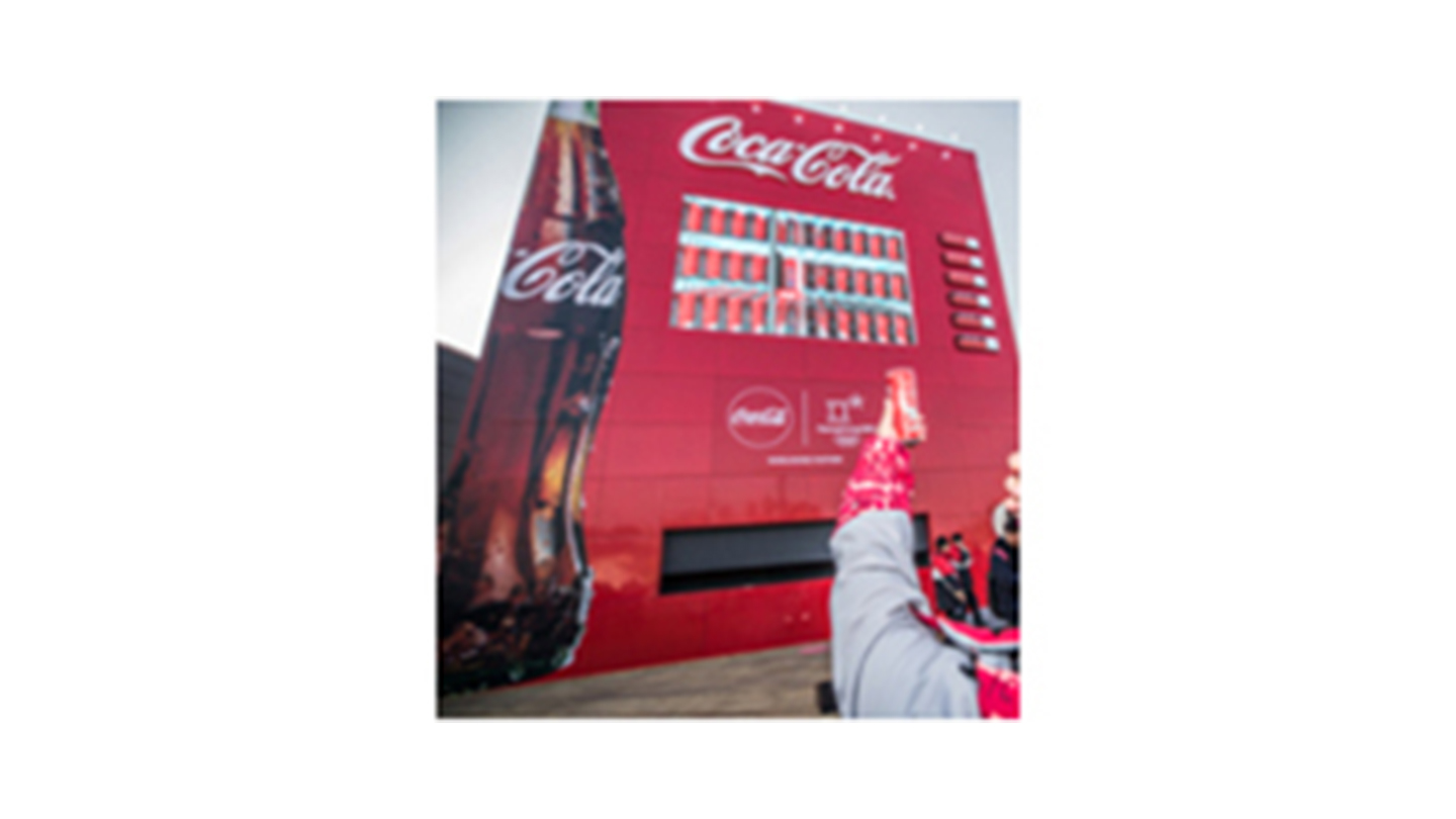 イベント会場には巨大な「コカ･コーラ」の自動販売機が登場 （平昌2018）