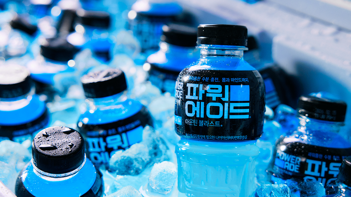 아이스박스에 들어있는 파워에이드 마운틴 블라스트 제품들