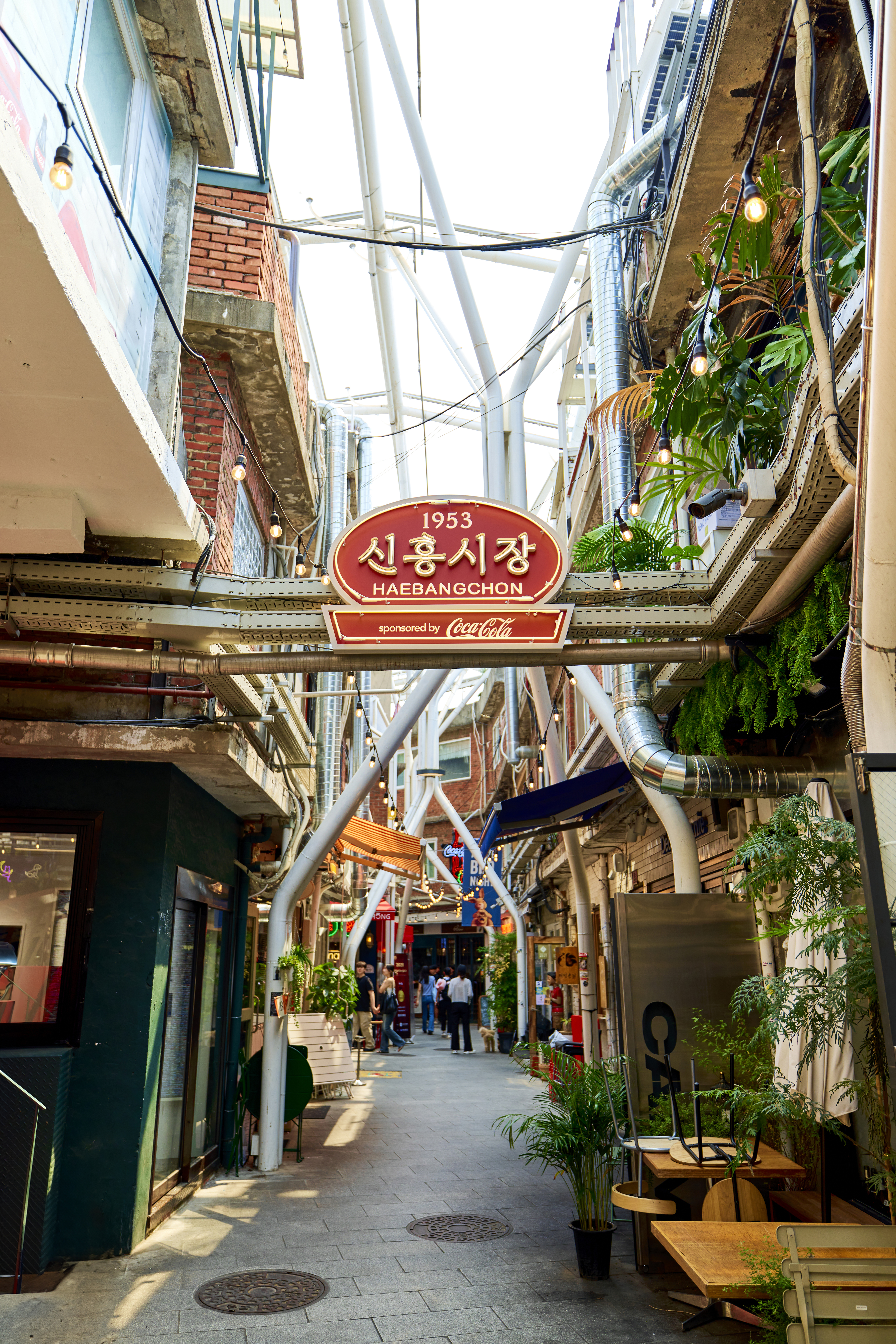 신흥시장 입구에 있는 신흥시장 간판과 코카-콜라 로고