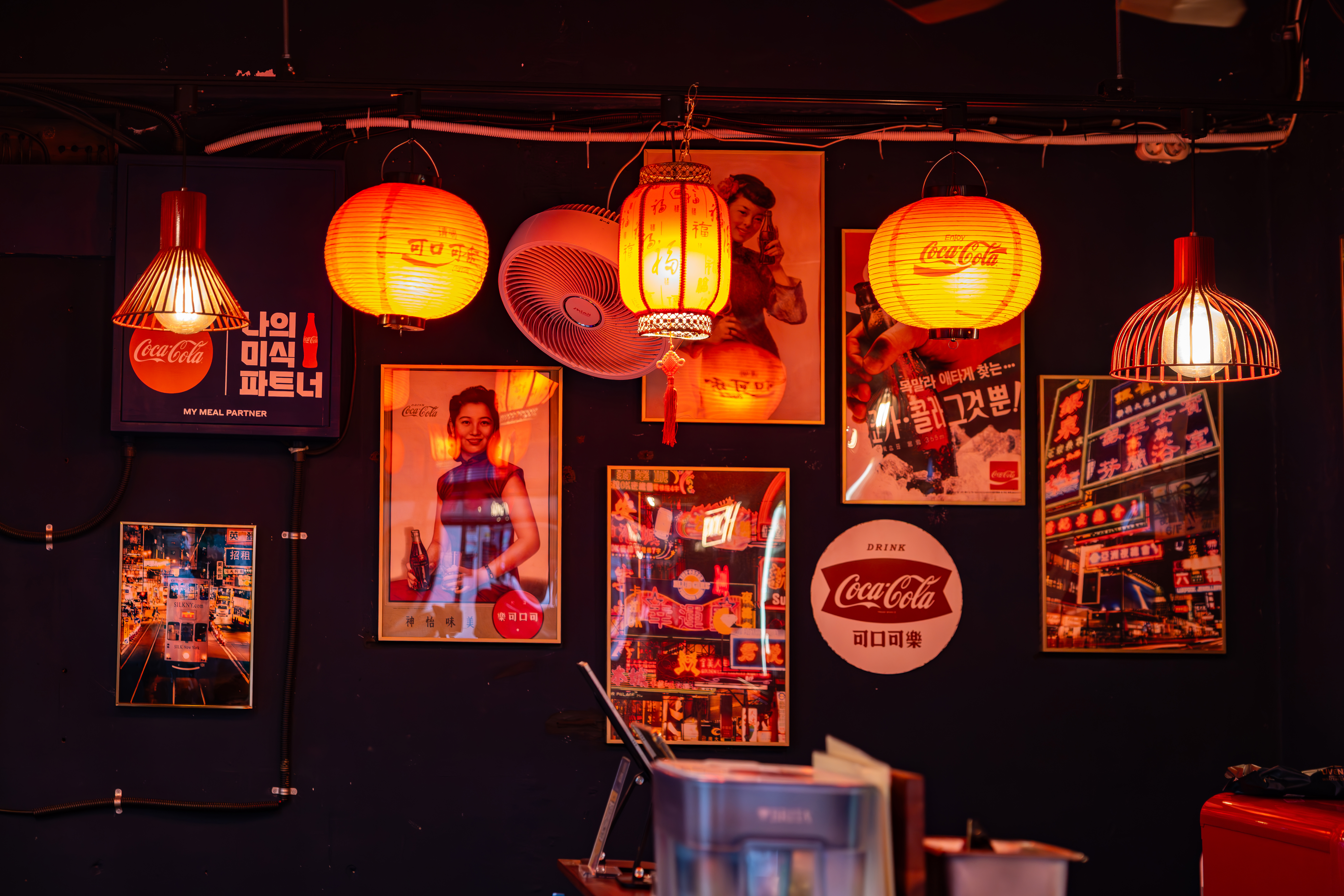 코카-콜라 X 신흥시장 프로젝트 참여 식당, H5NG 내부 사진 코카-콜라 포스터 이미지