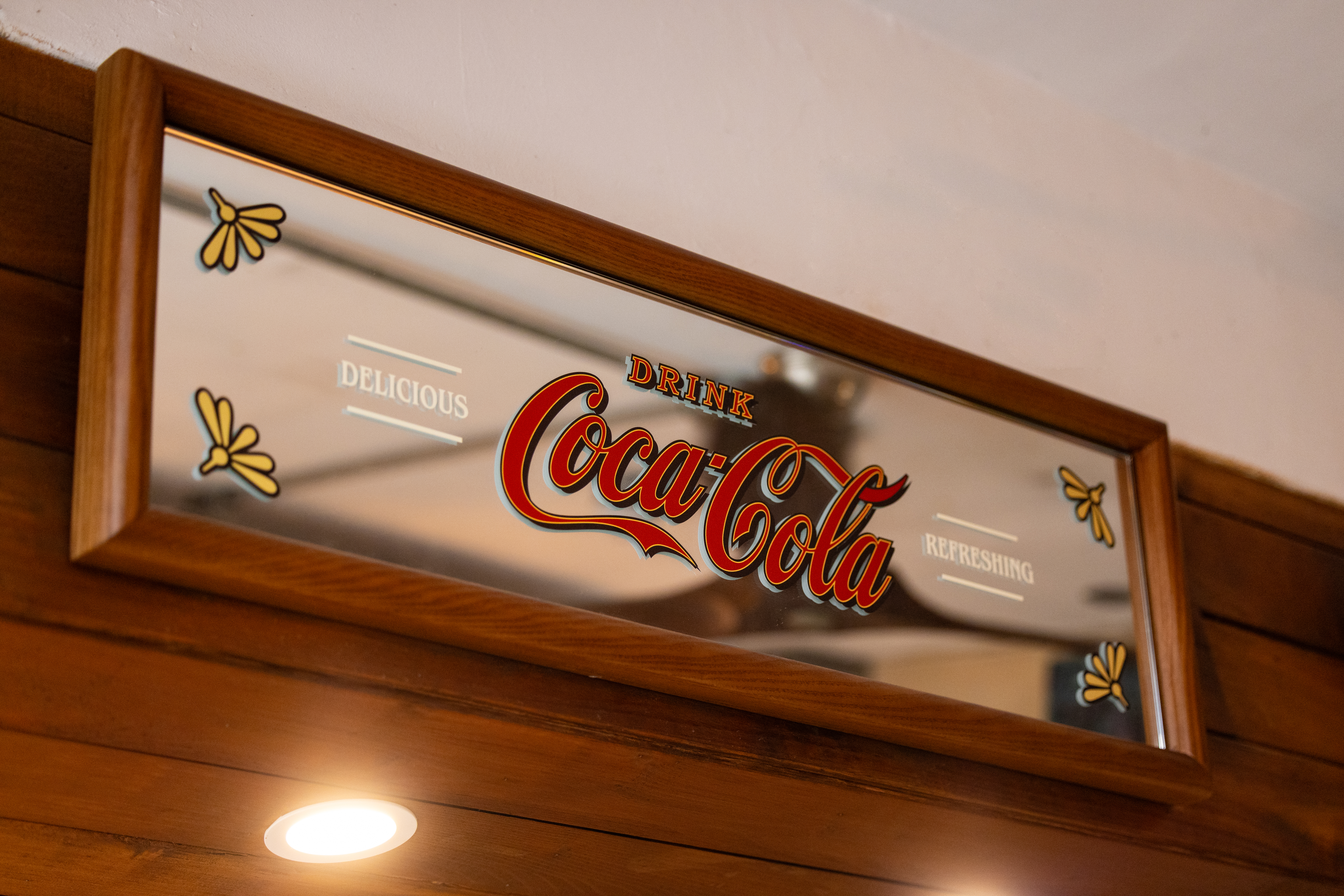 코카-콜라 X 신흥시장 프로젝트 참여 식당, 낀라오 내부 코카-콜라 인테리어