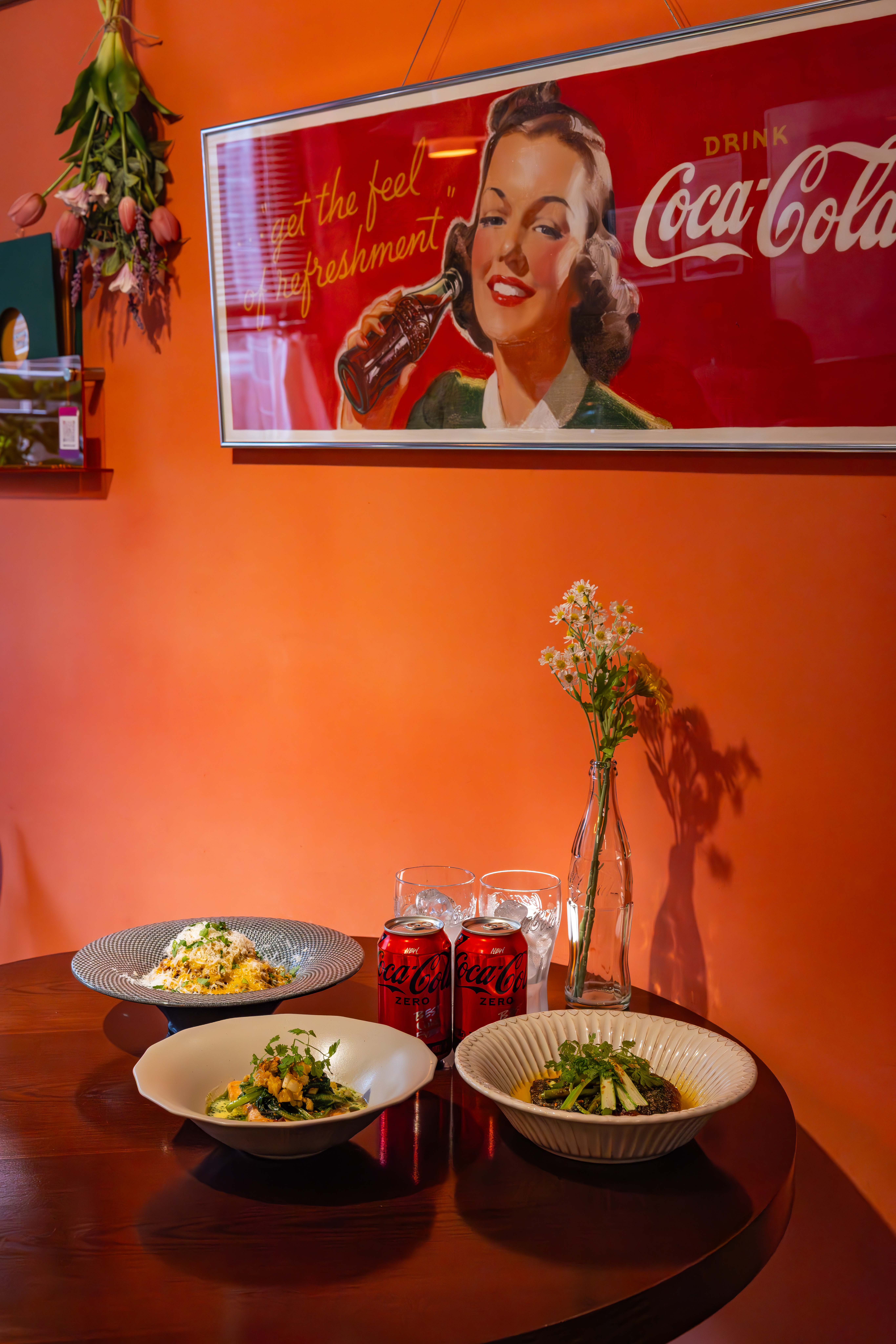 코카-콜라 X 신흥시장 프로젝트 참여 식당, 비스트로 조조, 오리올 남산유원지점 내부 코카-콜라 인테리어와 음식을 즐기는 이미지
