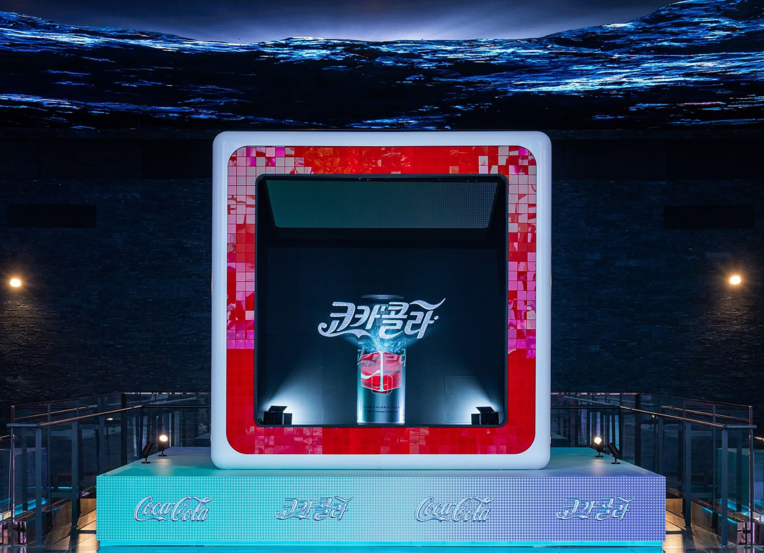 인스파이어 아레나 홀에 위치한 코카-콜라 크리에이션 큐브의 모습