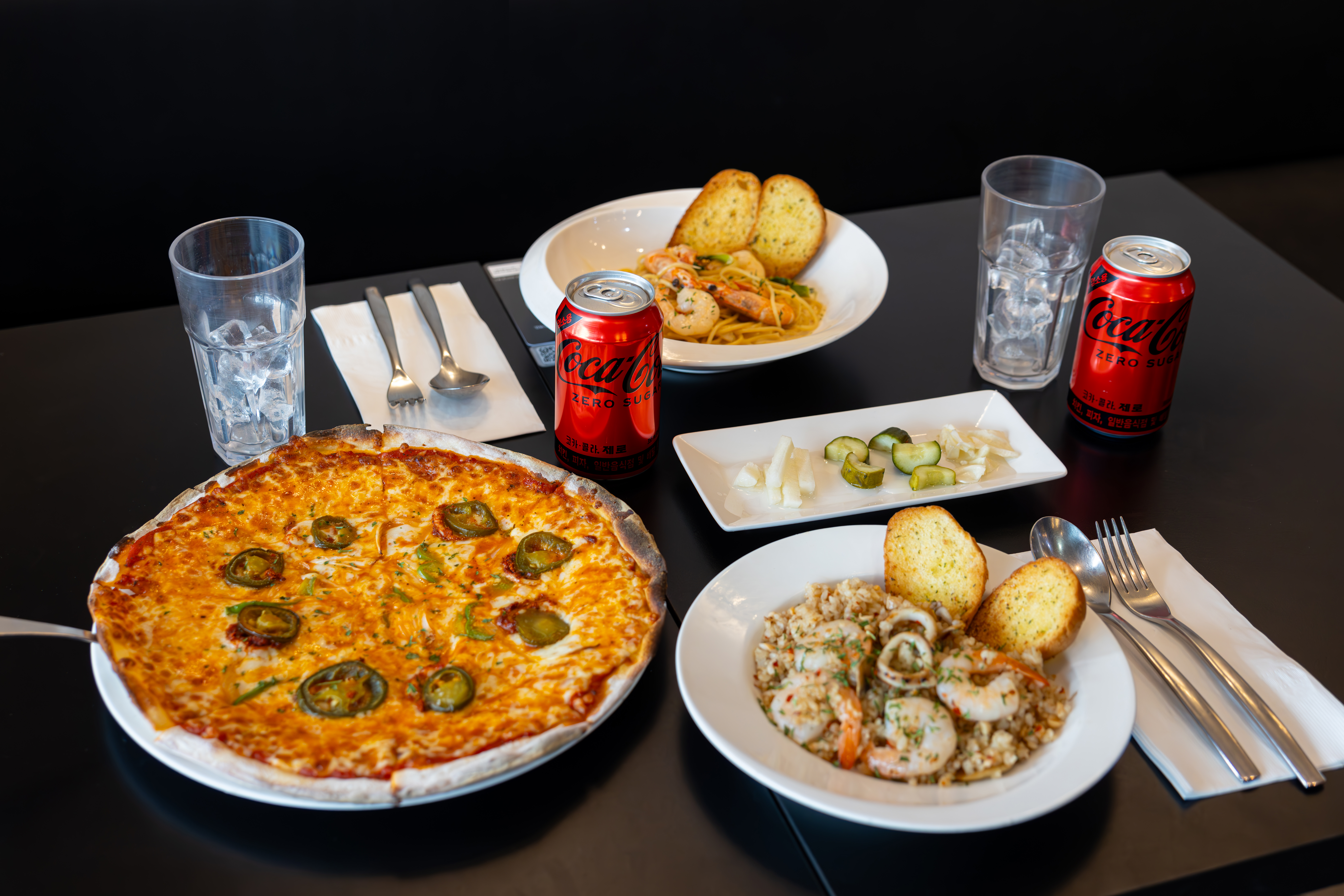 오네스타 키친의 대표메뉴들과 코카-콜라 제로
