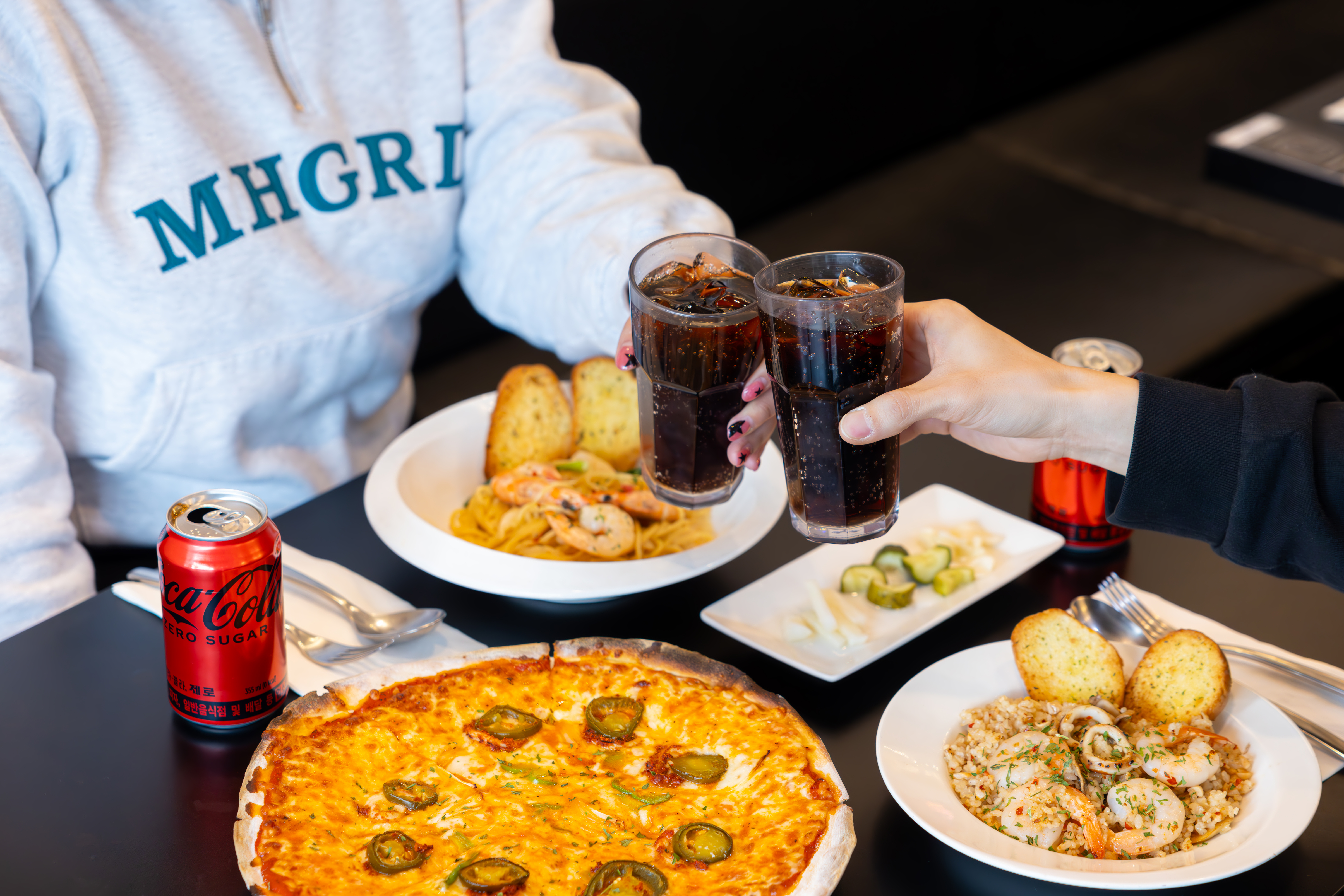 오네스타 키친의 대표 메뉴들과 코카-콜라 제로