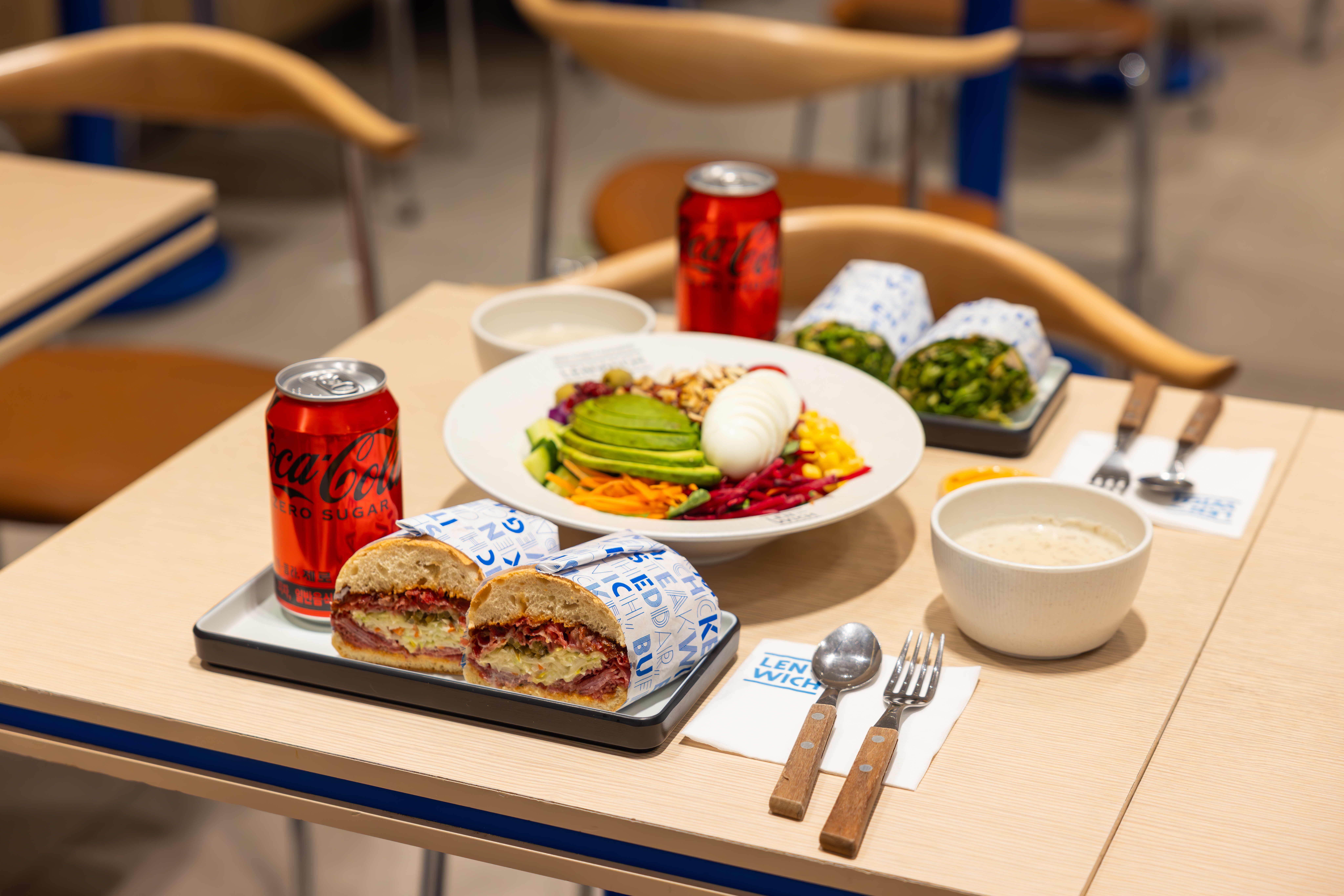 렌위치의 대표 메뉴와 코카-콜라 제로