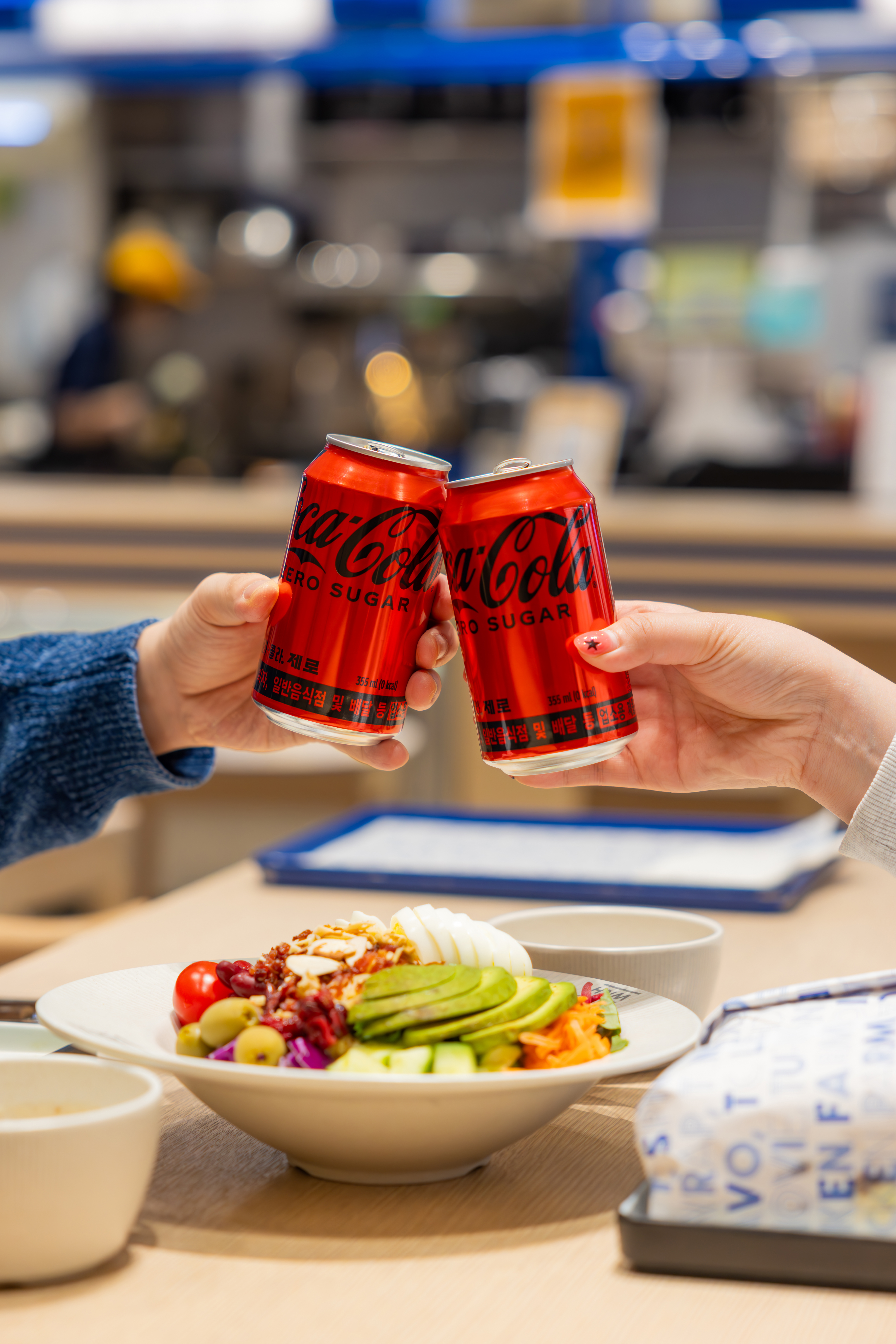 렌위치의 샐러드와 코카-콜라 제로를 함께 즐기는 사진