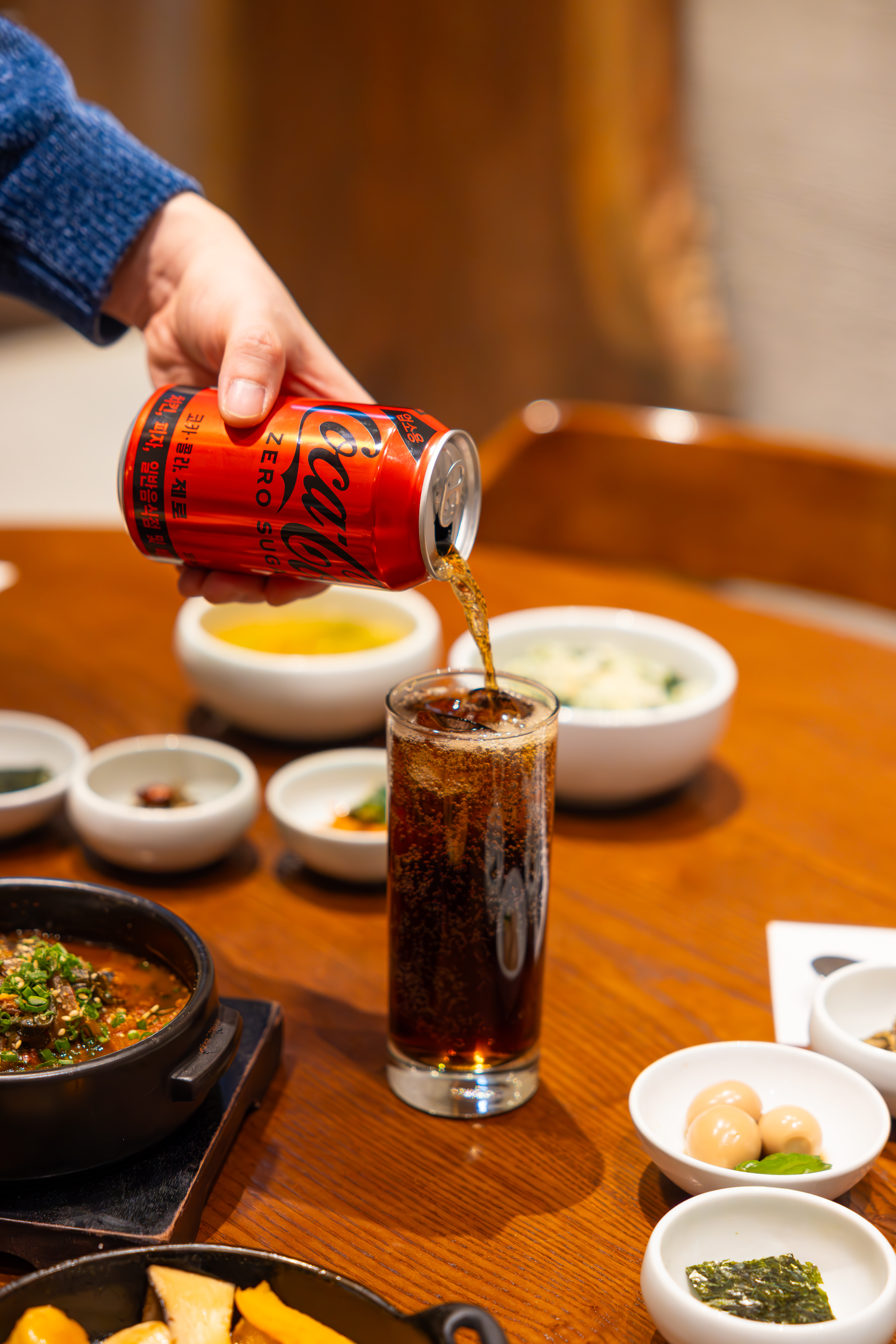 코카-콜라 제로를 컵에 따르는 사진