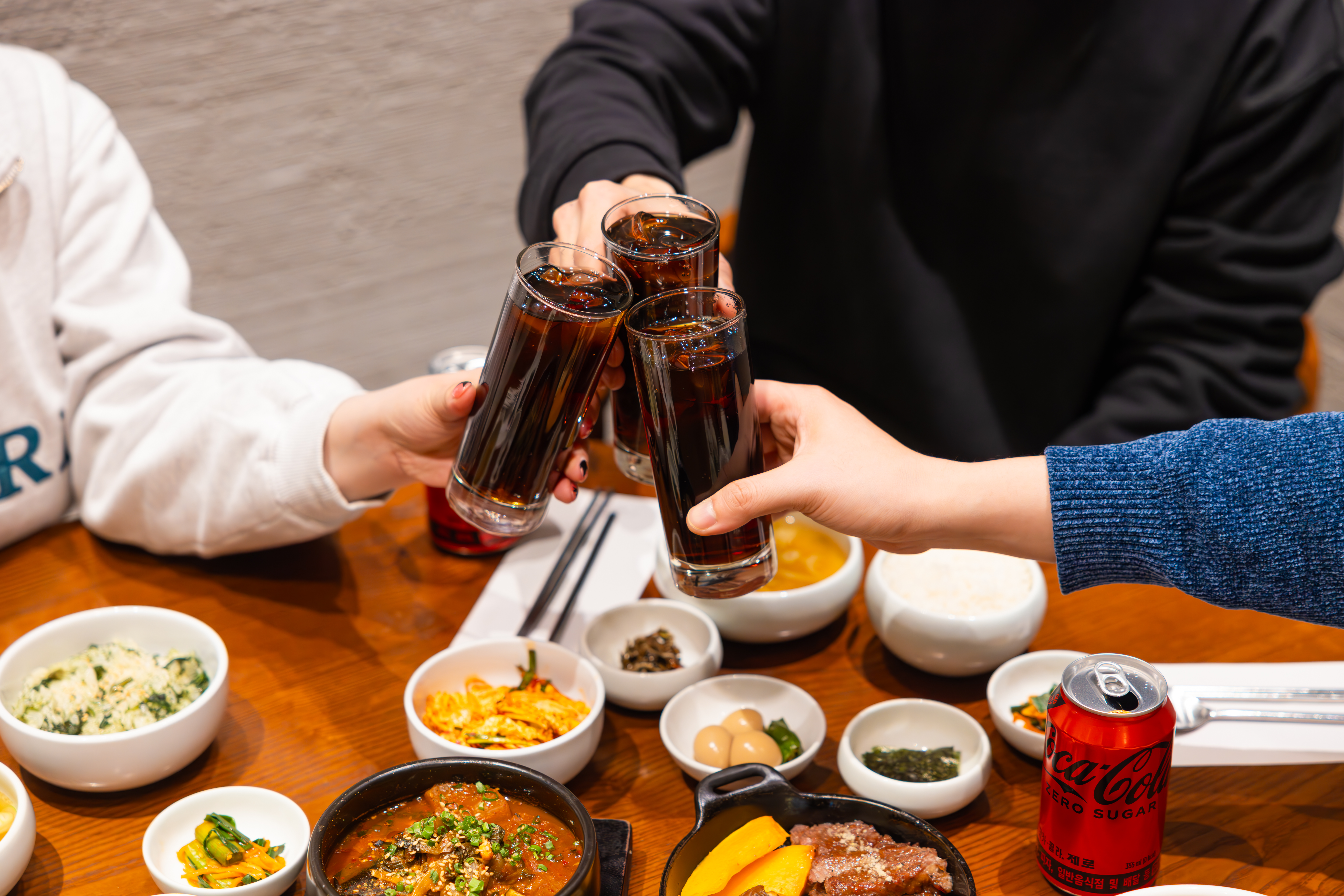 마마리 다이닝의 대표 음식들과 코카-콜라 제로를 함께 즐기는 사진