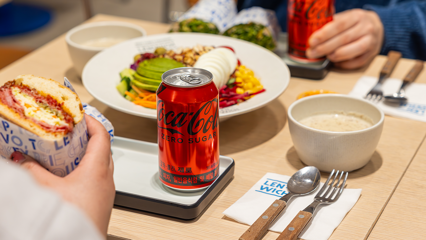 렌위치의 대표 메뉴들과 코카-콜라 제로