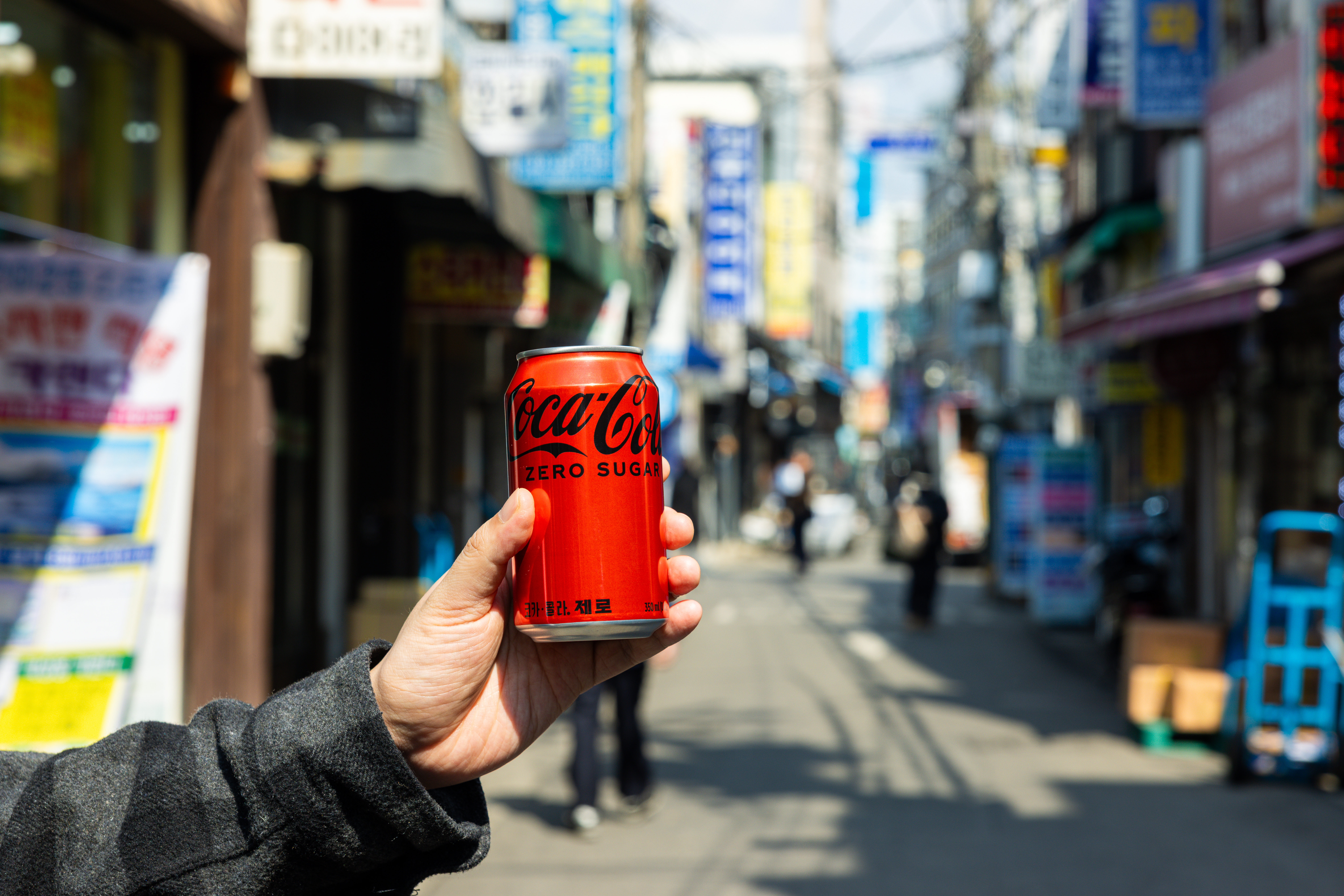 을지로에서 코카-콜라 제로를 들고 있는 사진