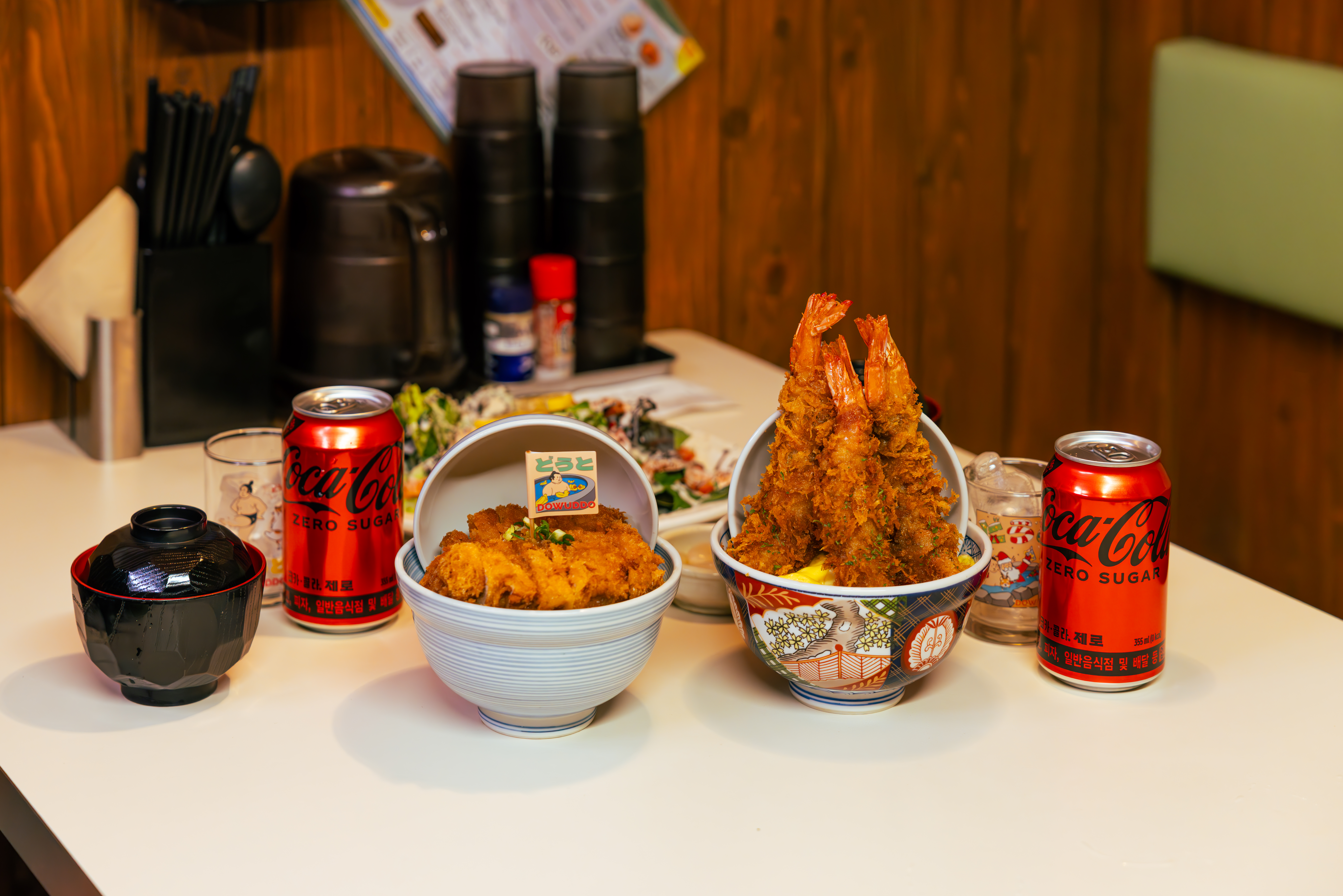 도우또의 대표메뉴들과 코카-콜라 제로