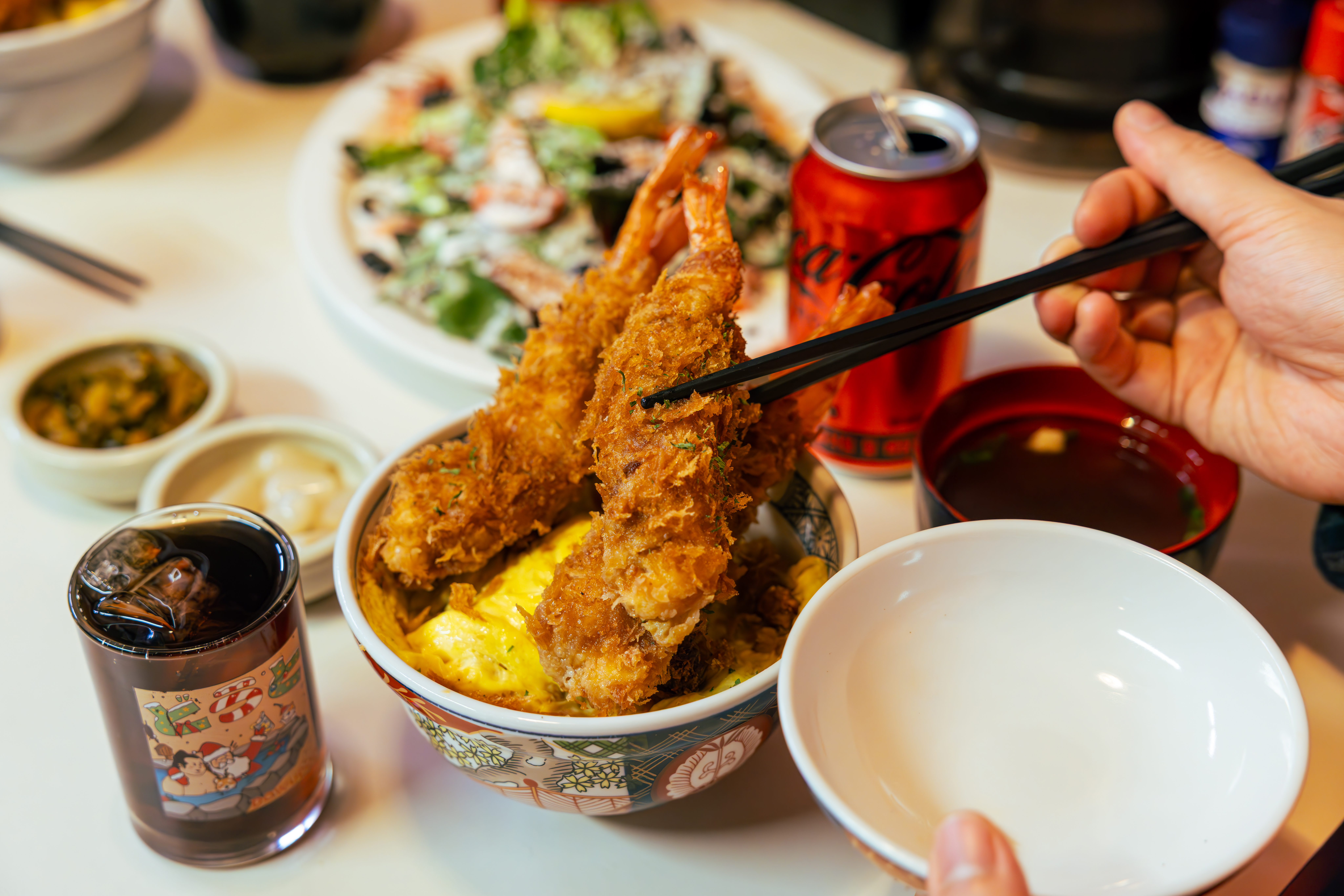 도우또의 대표메뉴 자이언트 에비동을 집고있는 사진