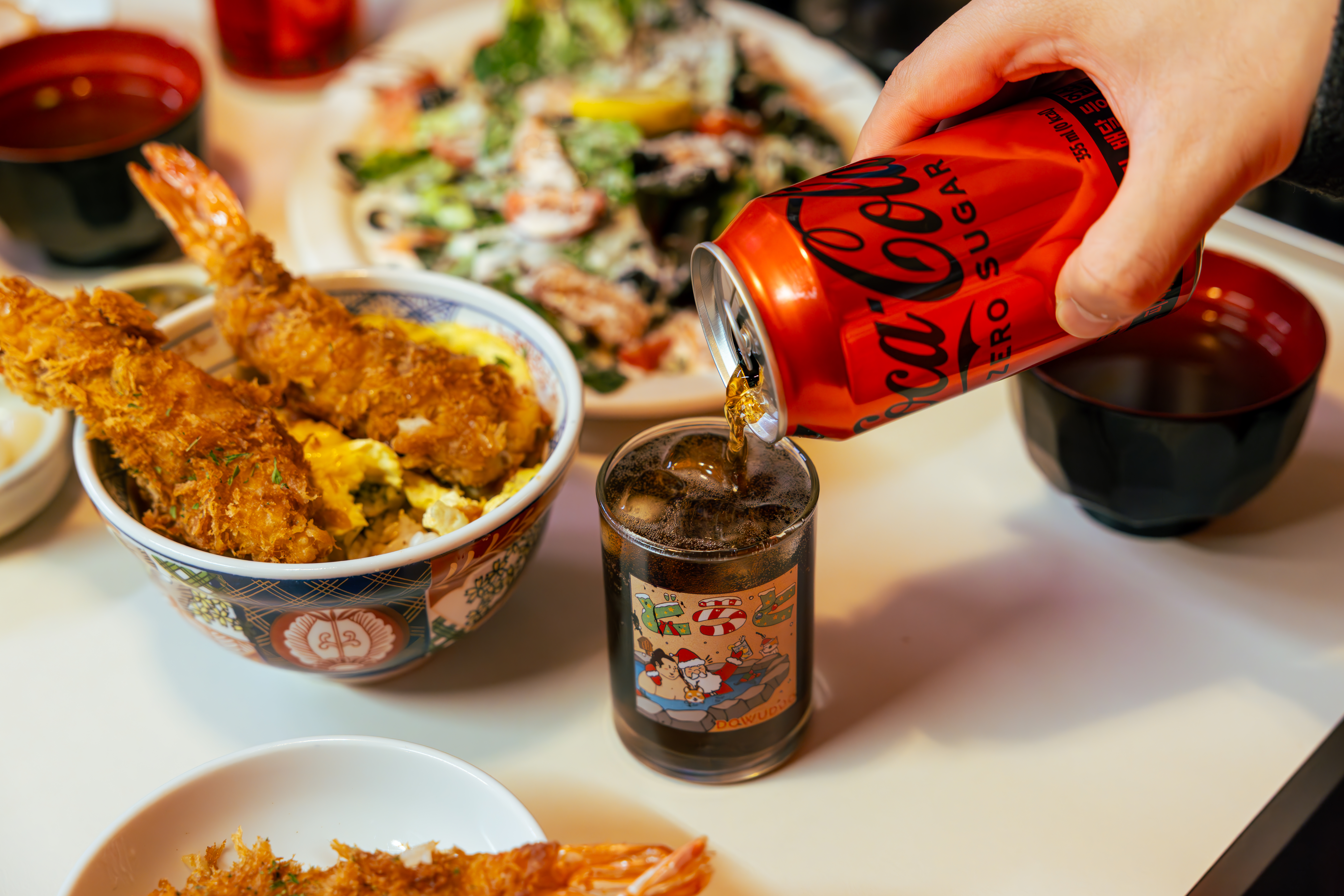 도우또의 대표메뉴 자이언트 에비동과 코카-콜라 제로를 컵에 따르는 사진