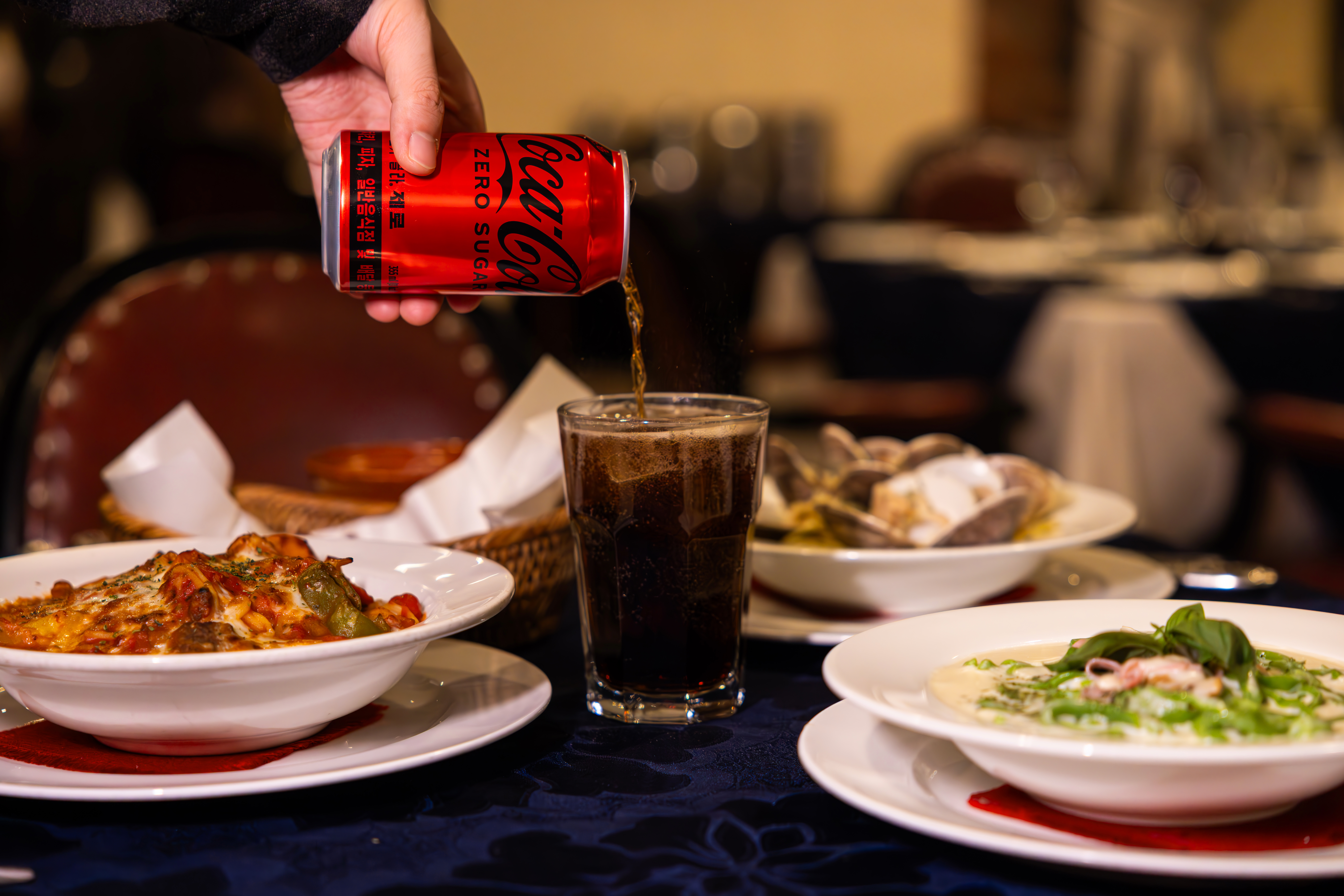 라칸티나의 대표메뉴들과 코카-콜라 제로를 컵에 따르는 사진