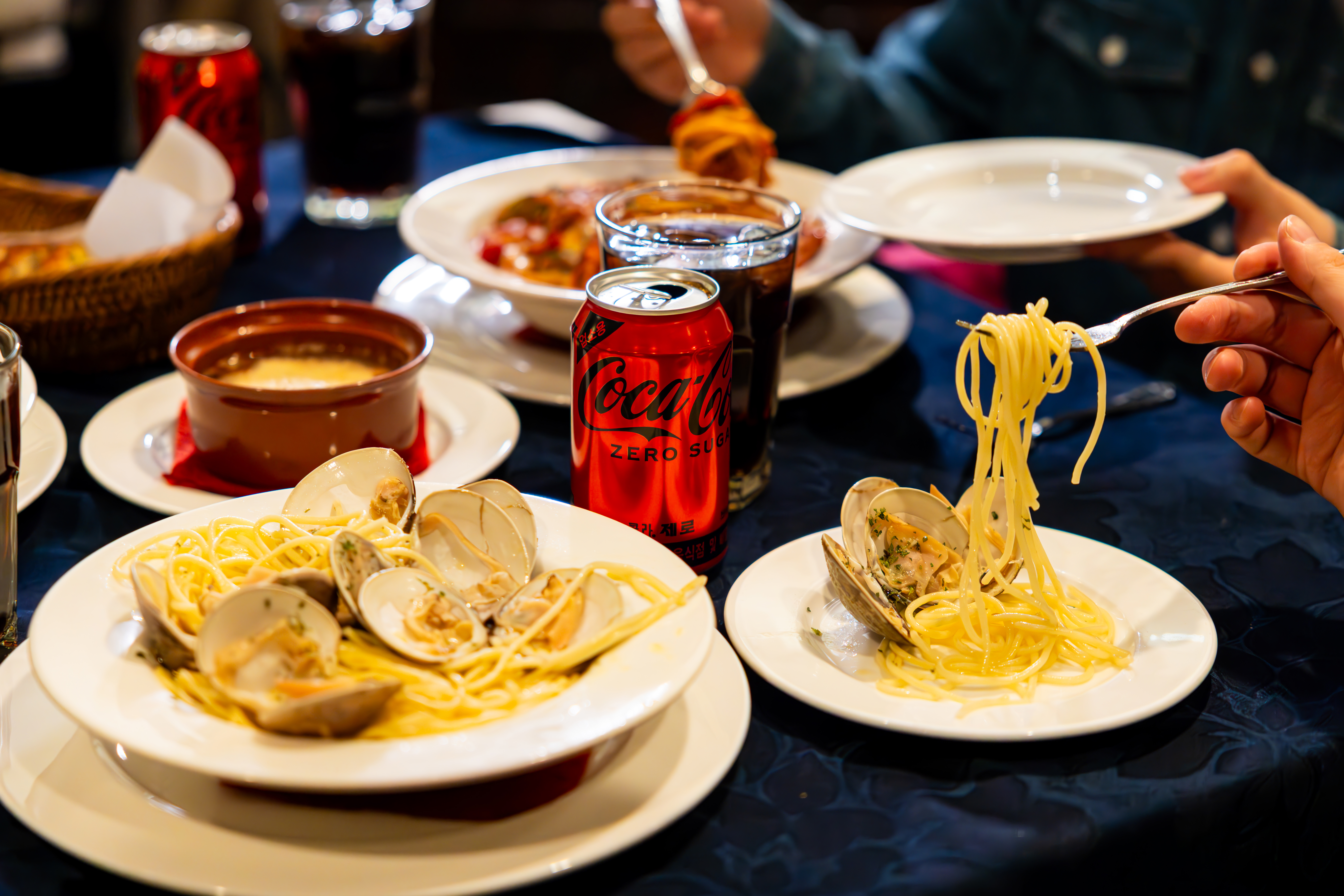 라칸티나의 대표메뉴들과 코카-콜라 제로를 즐기는 사진