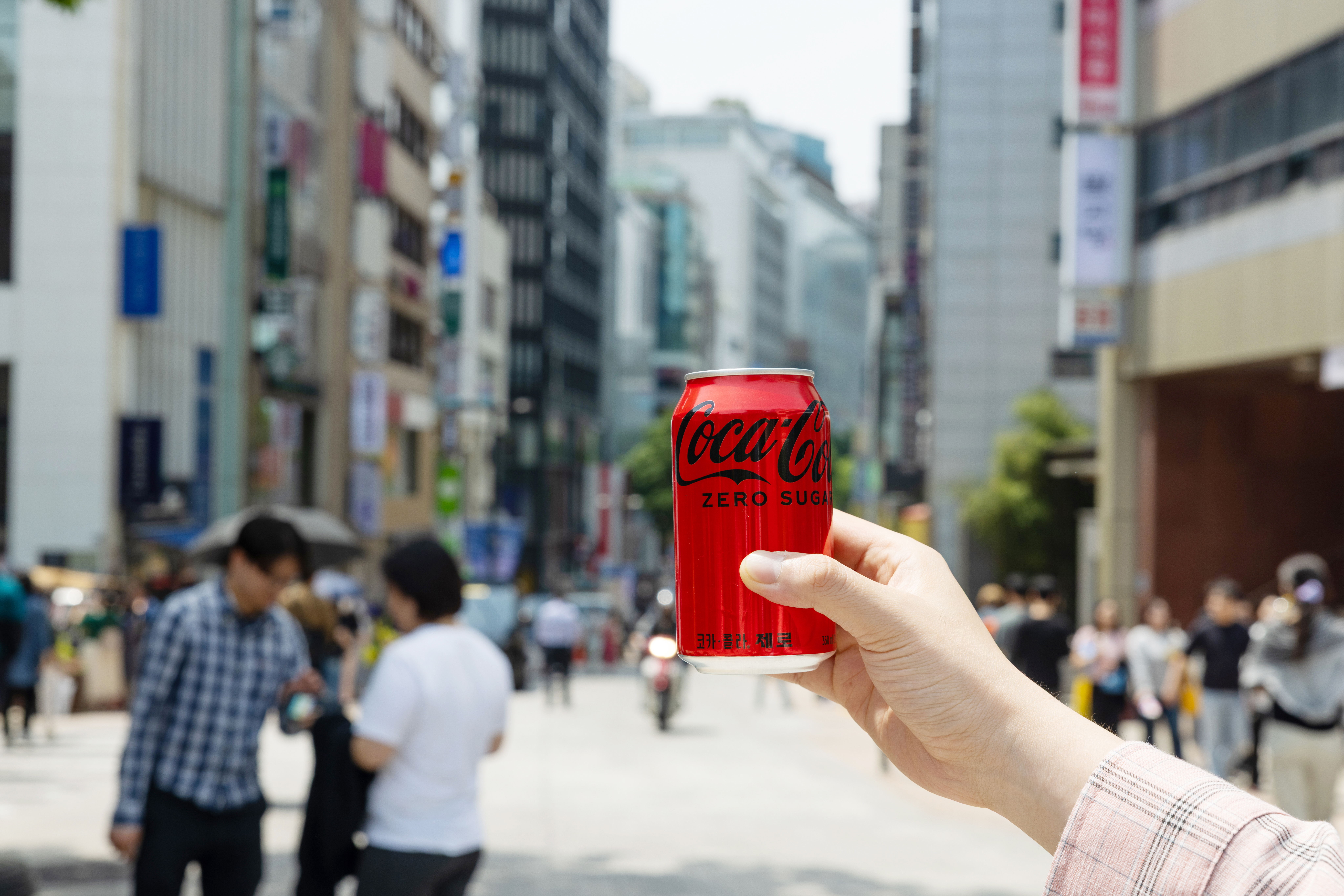 명동에서 코카-콜라 제로를 들고 있는 사진