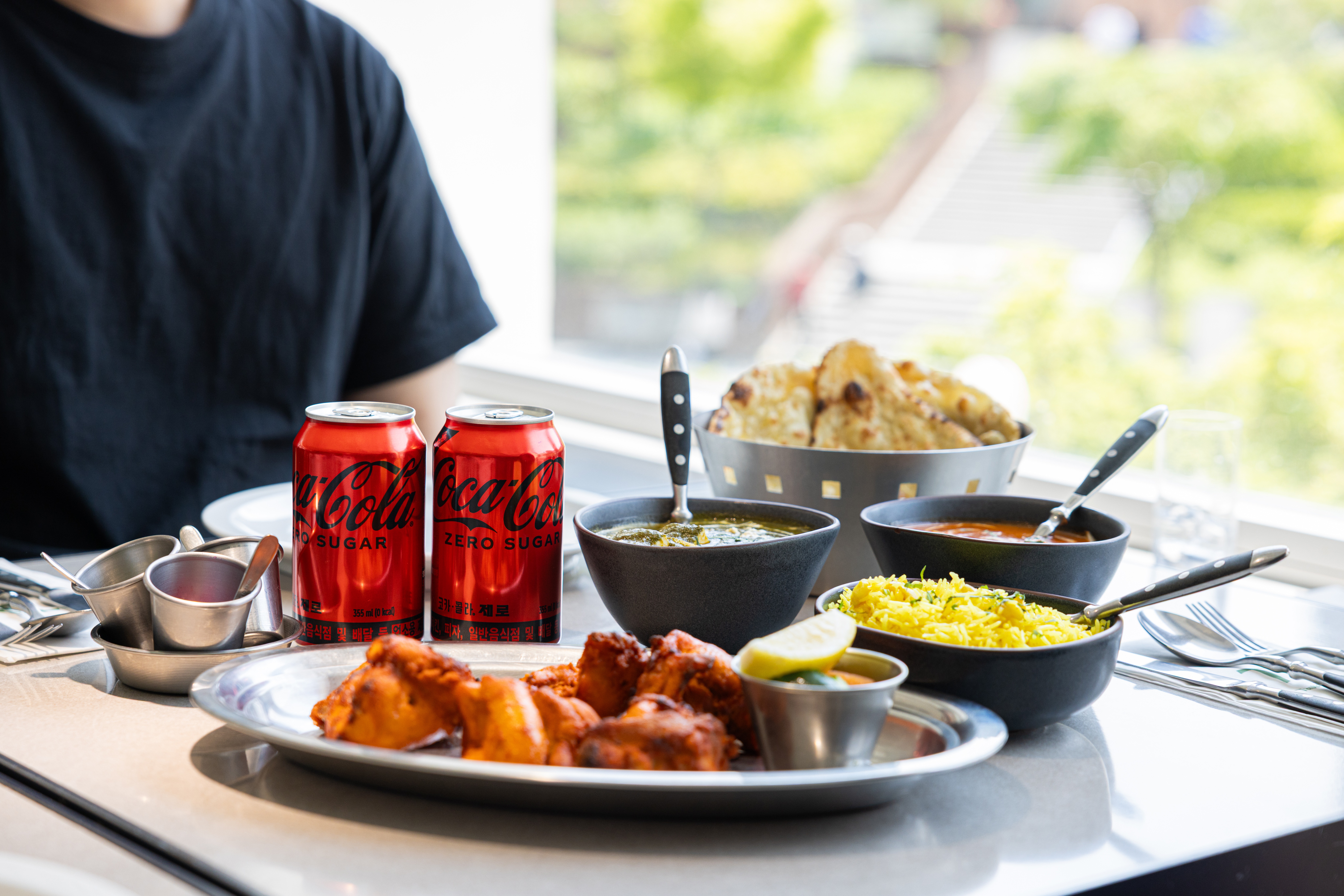 레스토랑 '타지'의 대표 메뉴들과 코카-콜라 제로