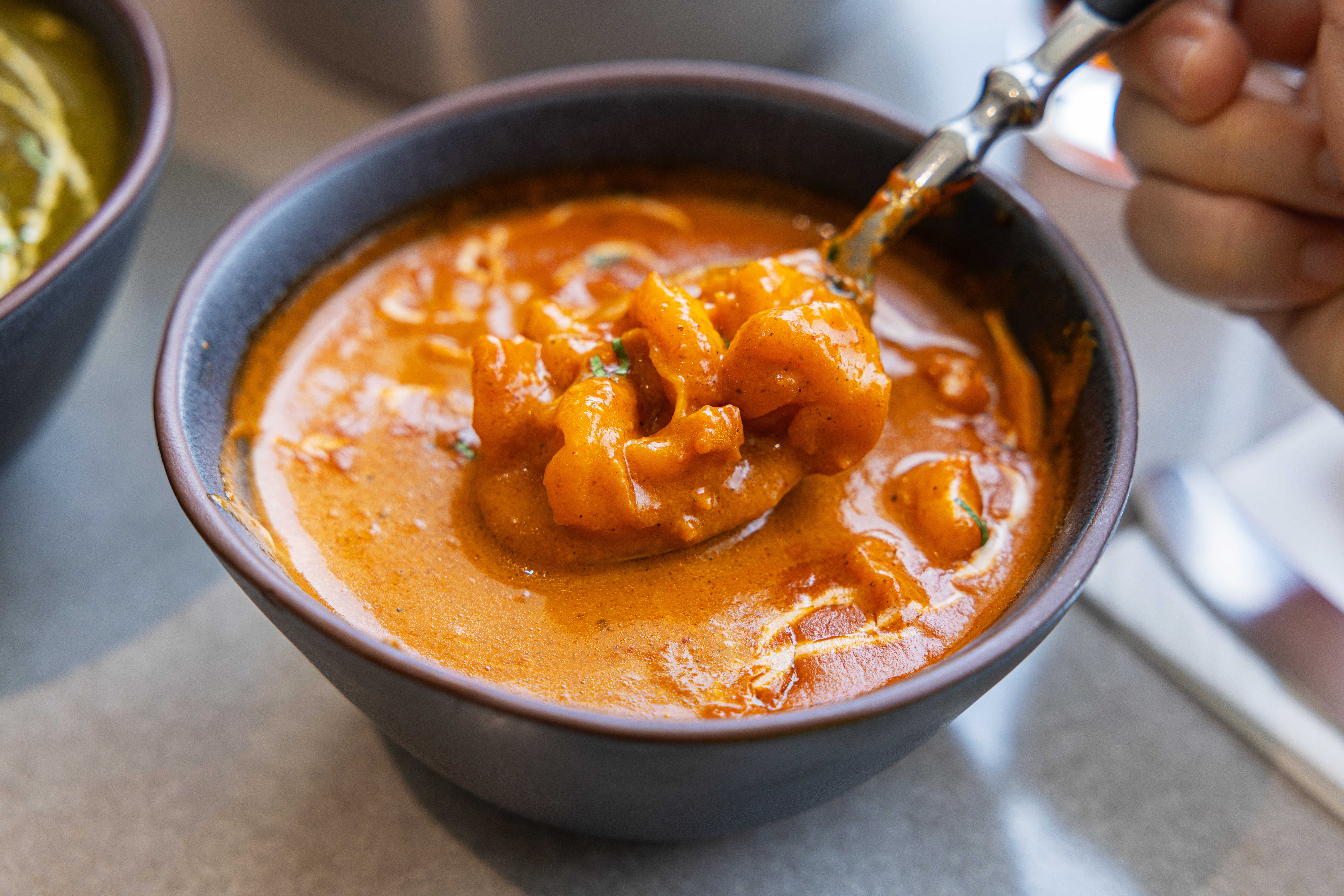 레스토랑 '타지'의 대표 메뉴 프로운 마카니