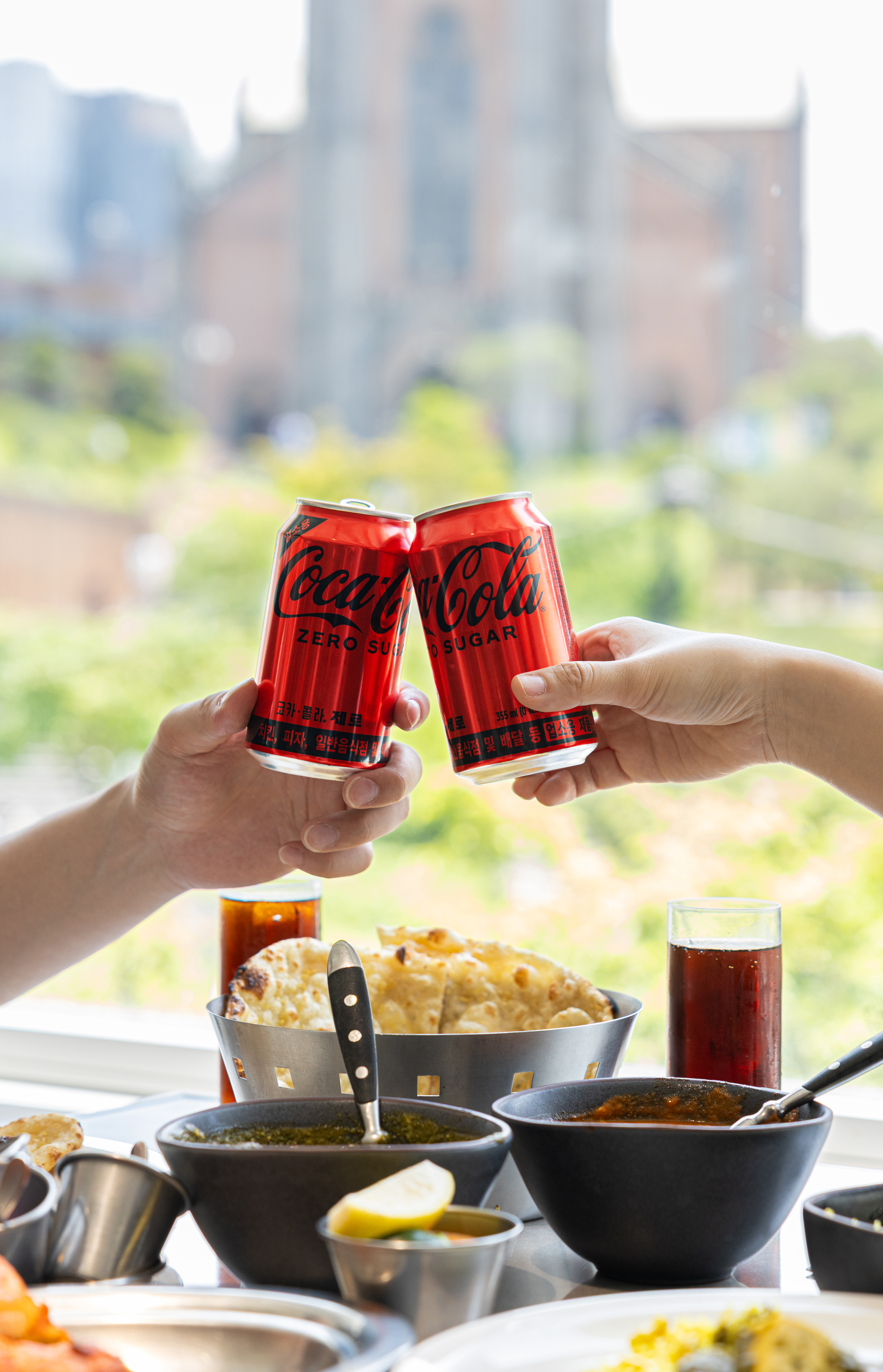 레스토랑 '타지'의 대표 메뉴들과 코카-콜라 제로를 즐기는 사진