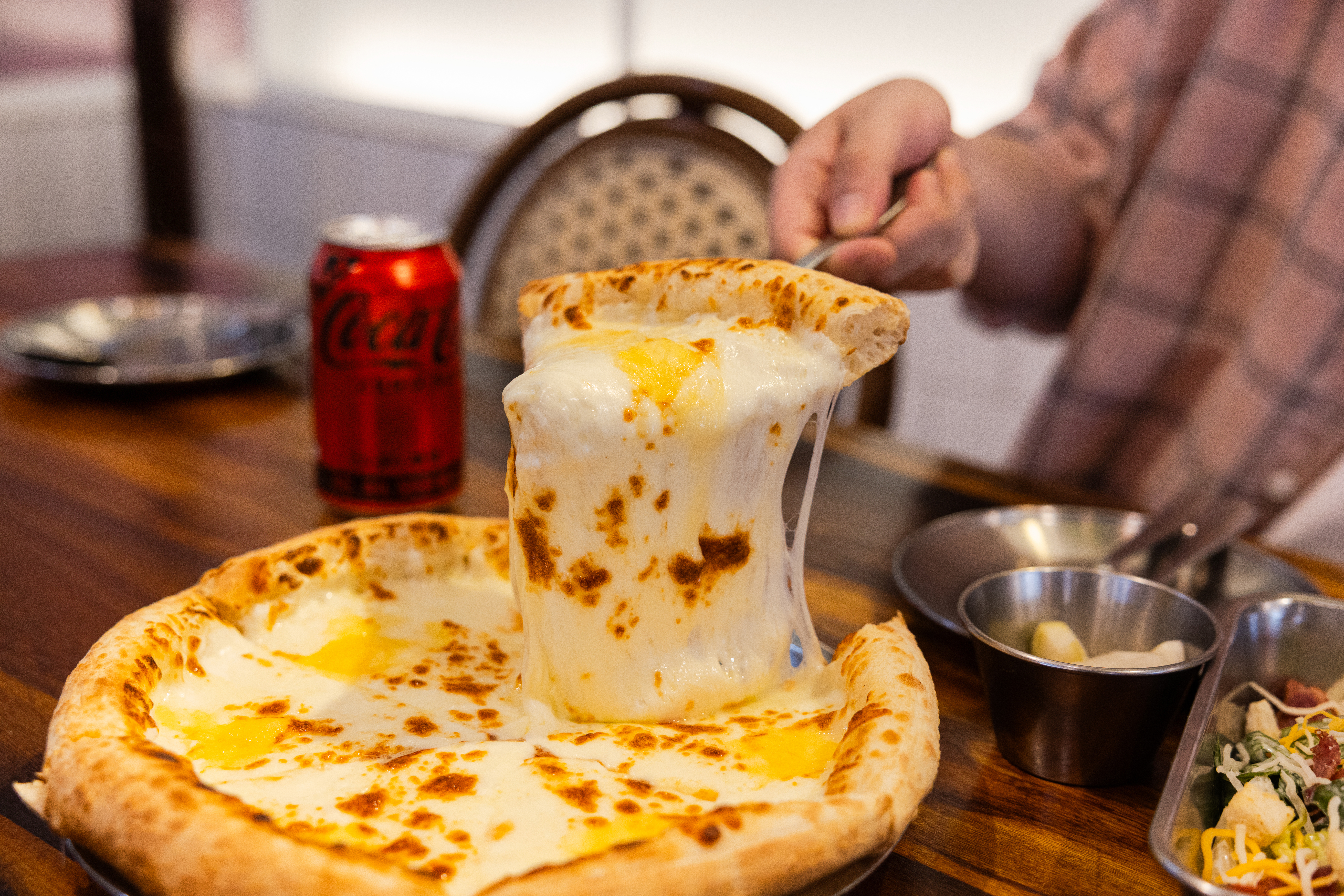 명동피자의 대표메뉴 파이브치즈 피자와 코카-콜라 제로