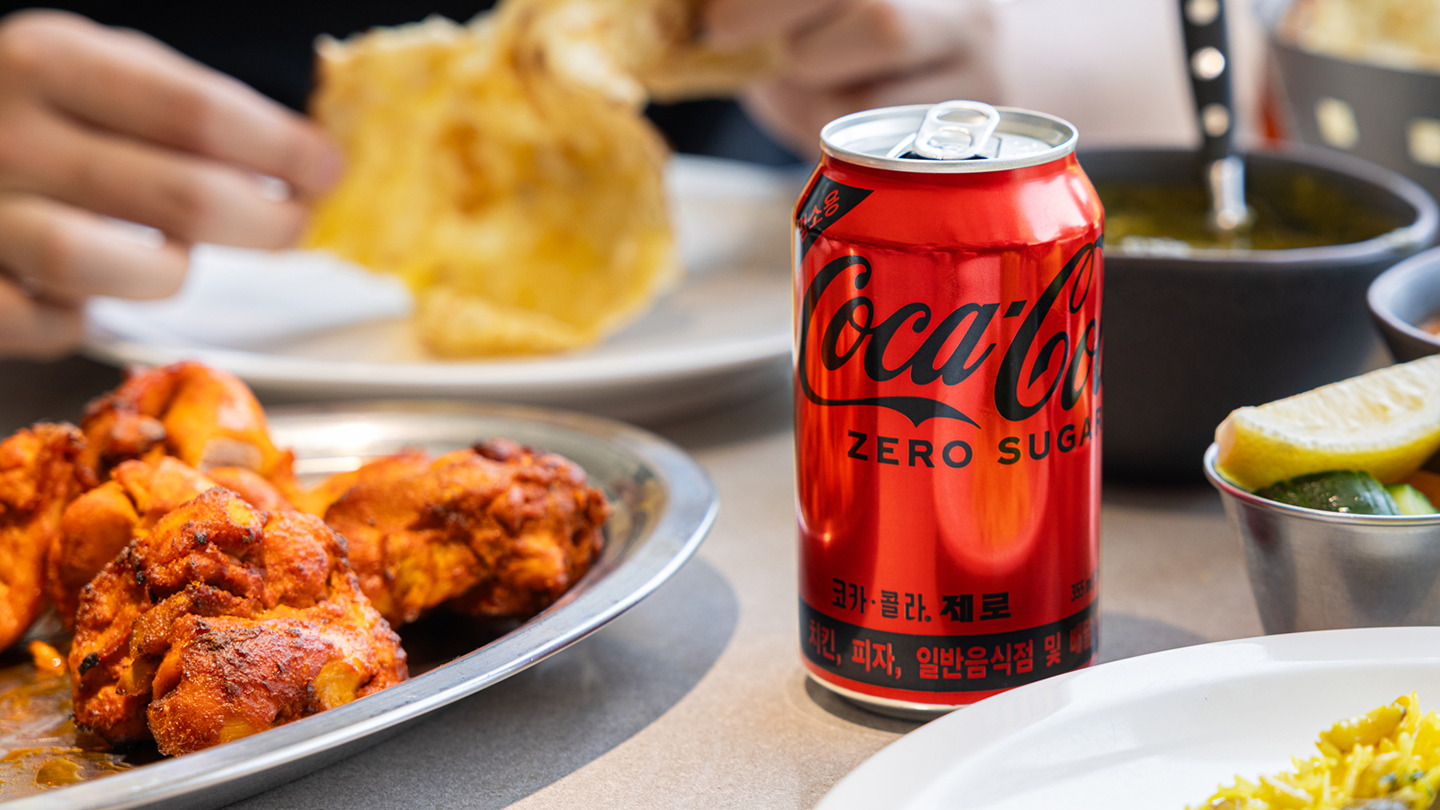 레스토랑 '타지'의 대표 메뉴들과 코카-콜라 제로