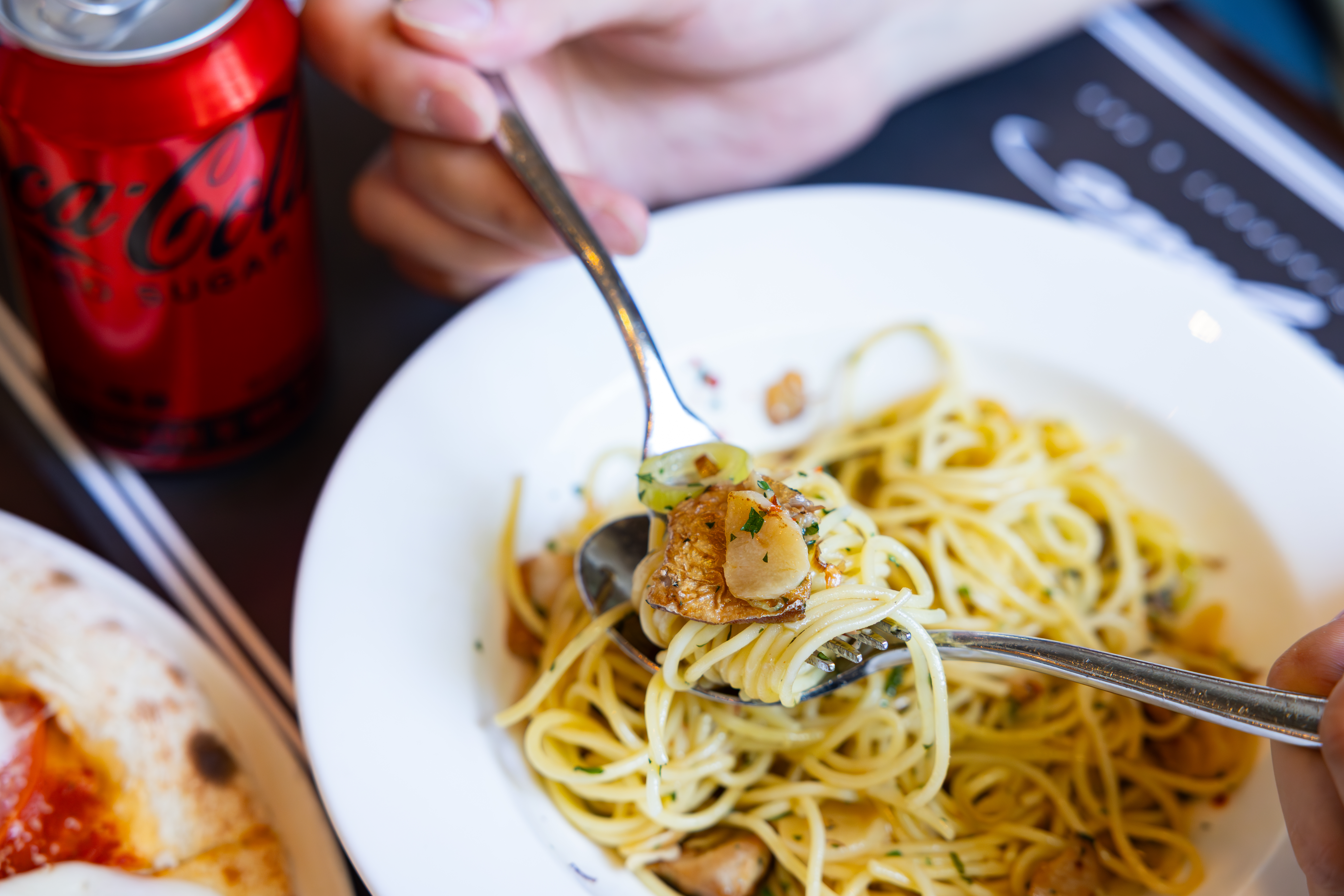 레스토랑 ‘그란구스또’의 대표 메뉴 제주산 고등어와 대파의 올리브 오일 소스 스파게티니와 코카-콜라 제로