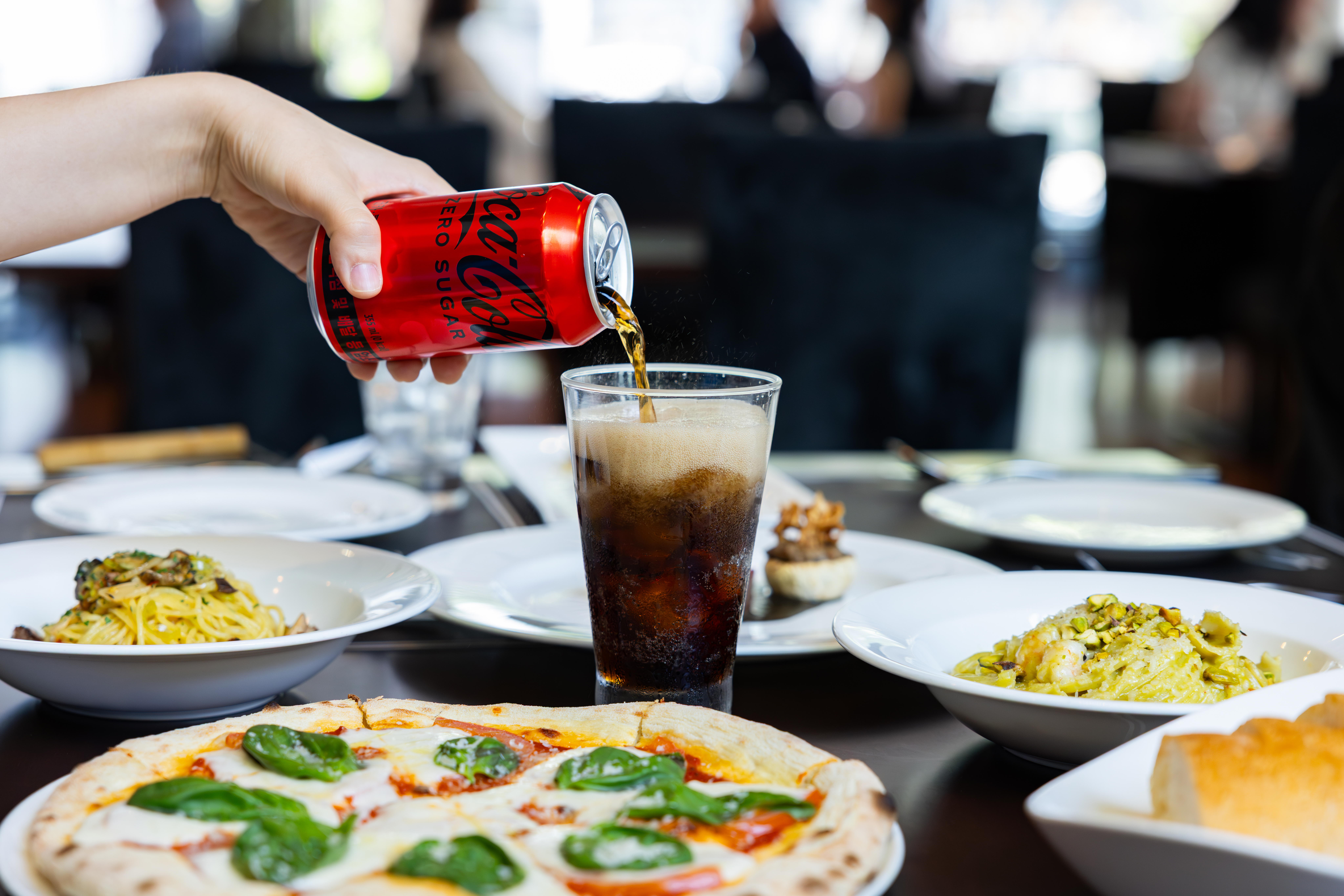 레스토랑 ‘그란구스또’의 대표 메뉴들과 코카-콜라 제로를 컵에 따르는 사진