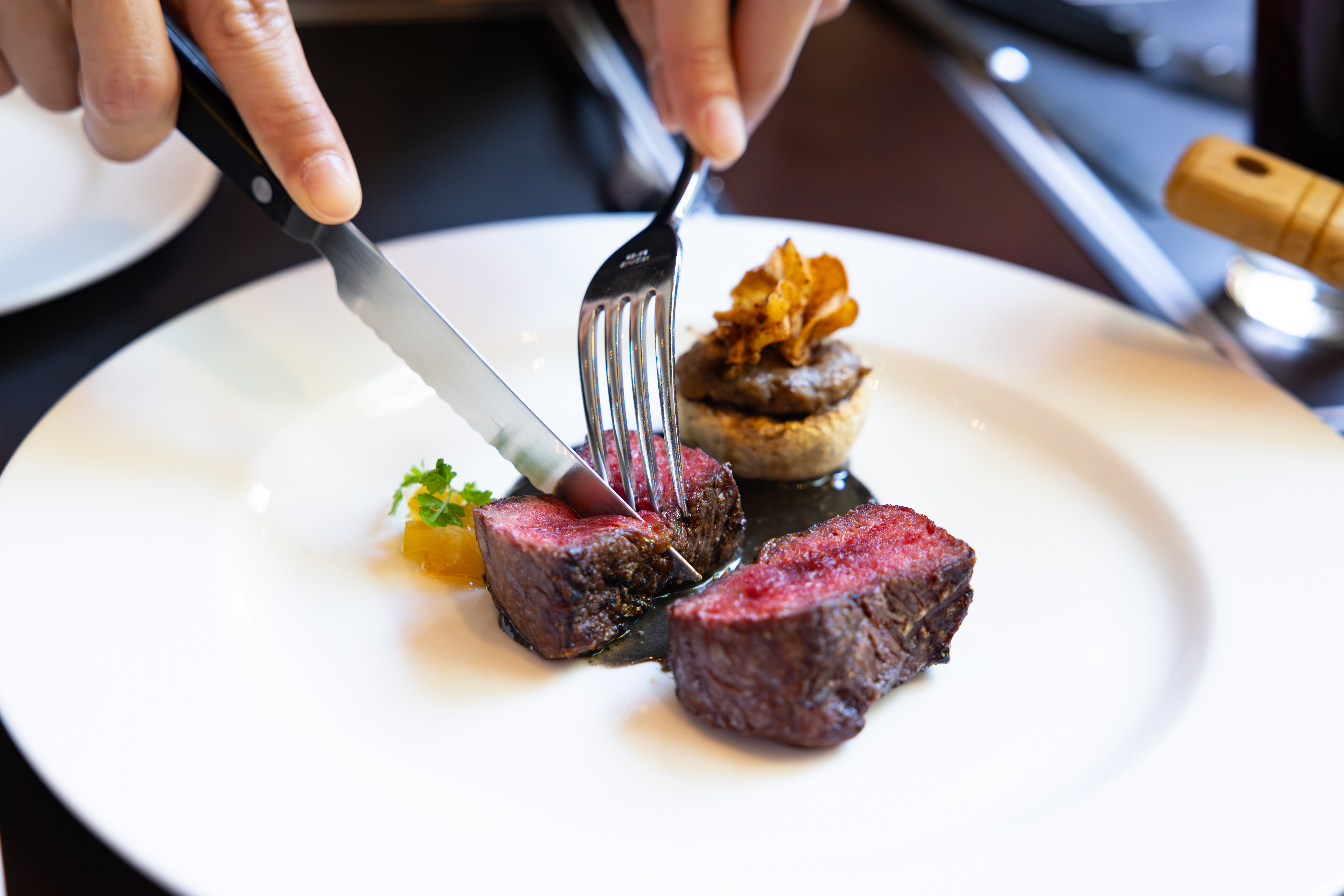 레스토랑 ‘그란구스또’의 대표 메뉴 암소 한우 등심 스테이크