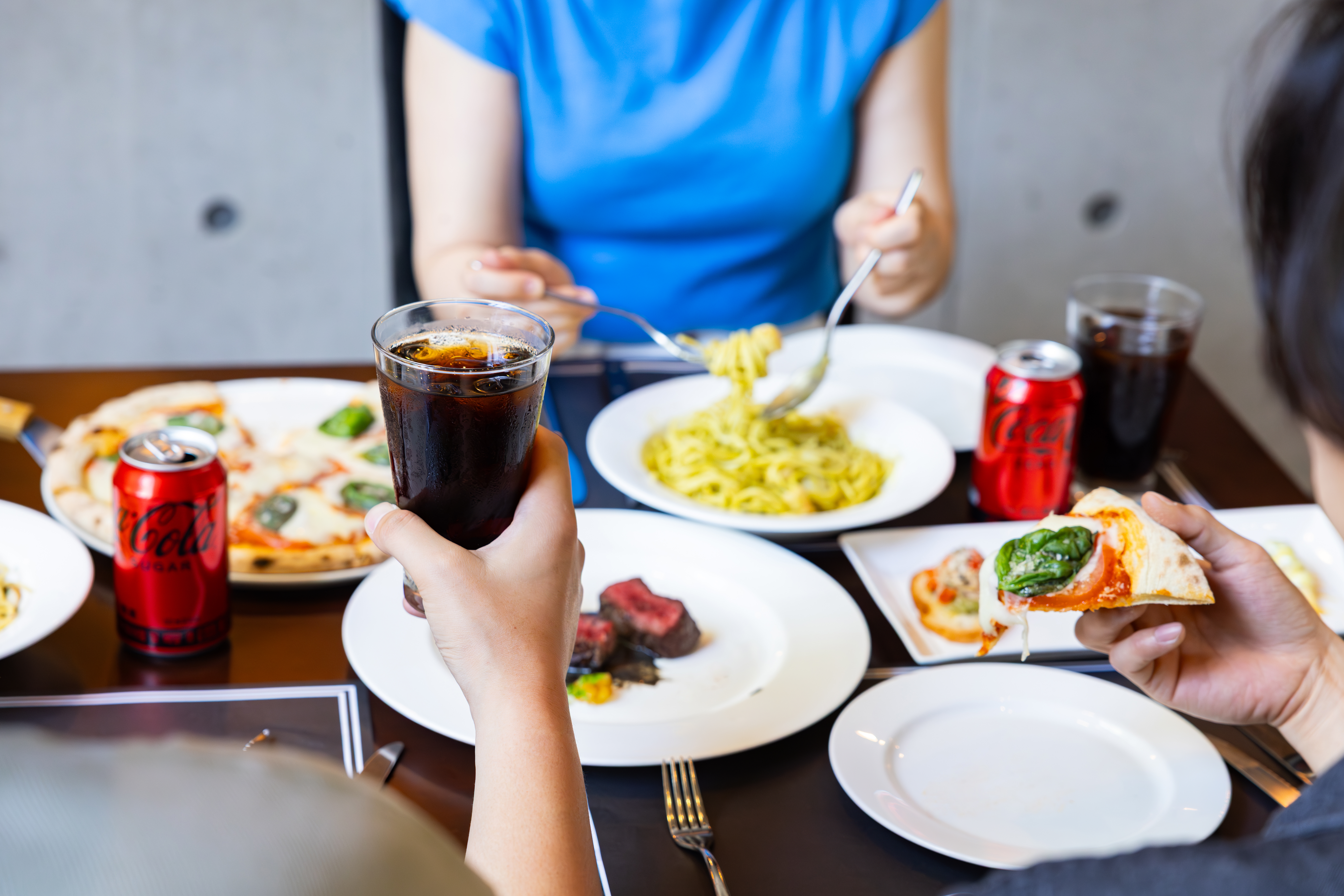 레스토랑 ‘그란구스또’의 대표 메뉴들과 코카-콜라 제로를 즐기는 사진