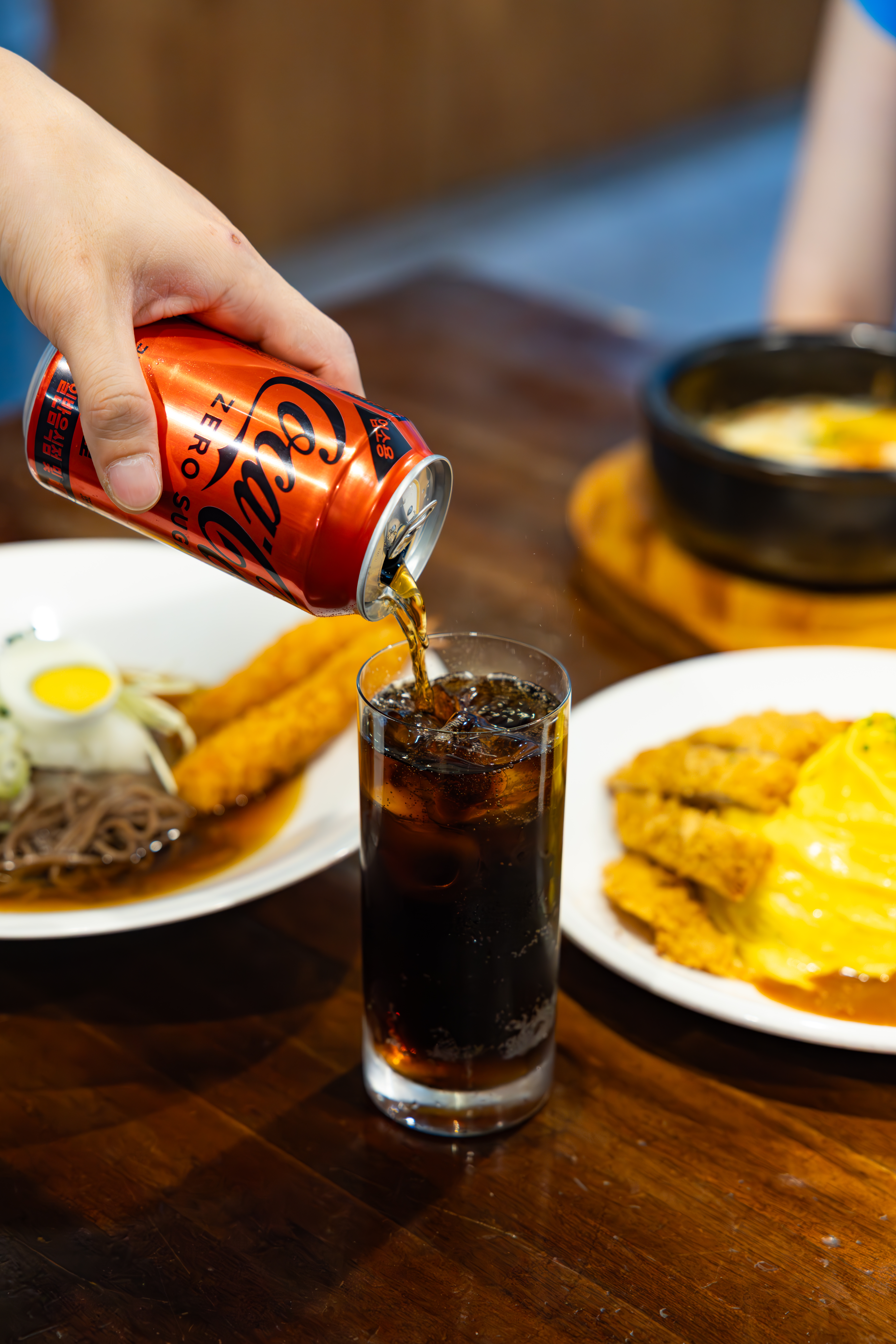 ‘후레쉬빌’의 대표 메뉴들과 코카-콜라 제로를 컵에 따르는 사진