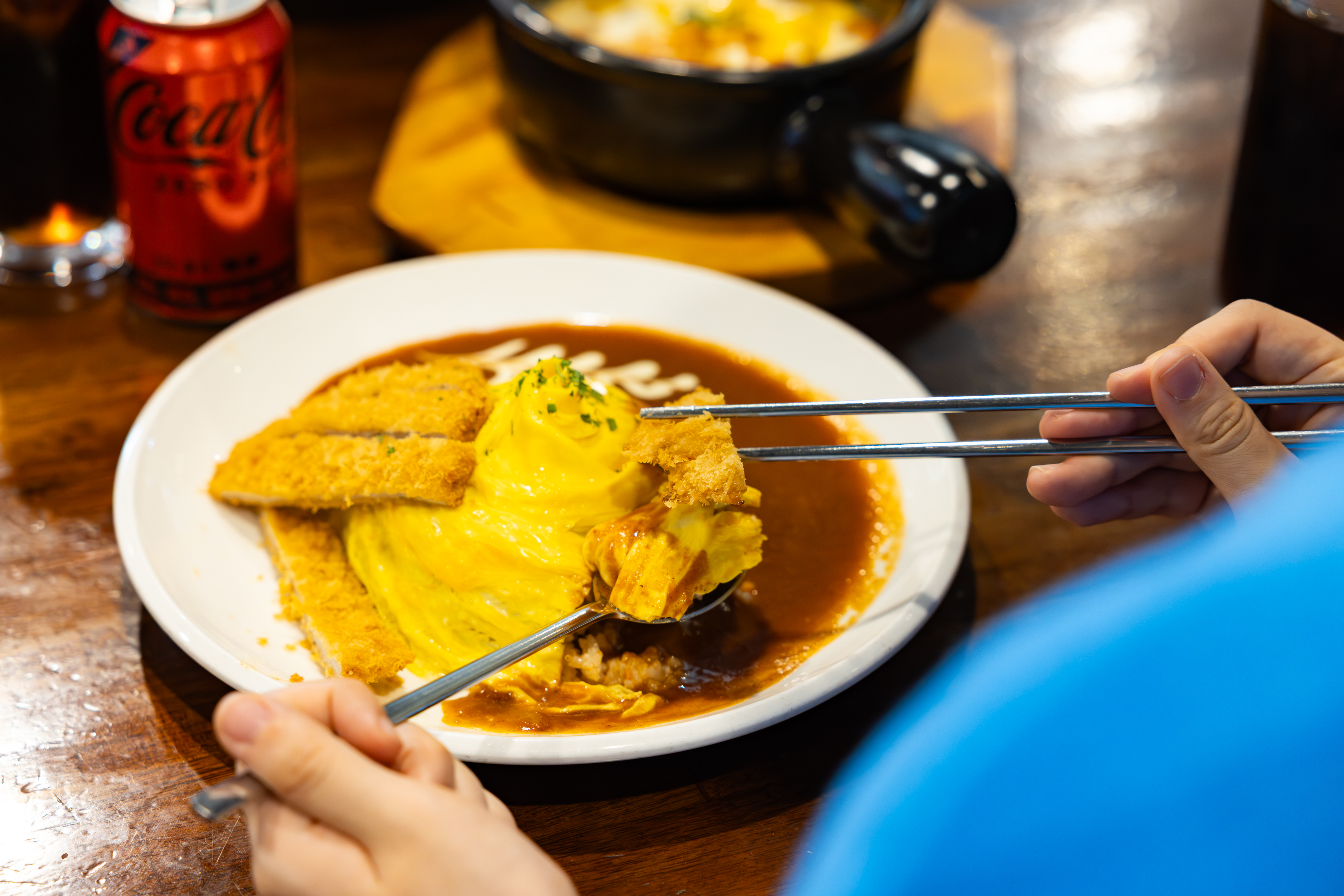 ‘후레쉬빌’의 대표 메뉴 돈까스 회오리 오므라이스와 코카-콜라 제로