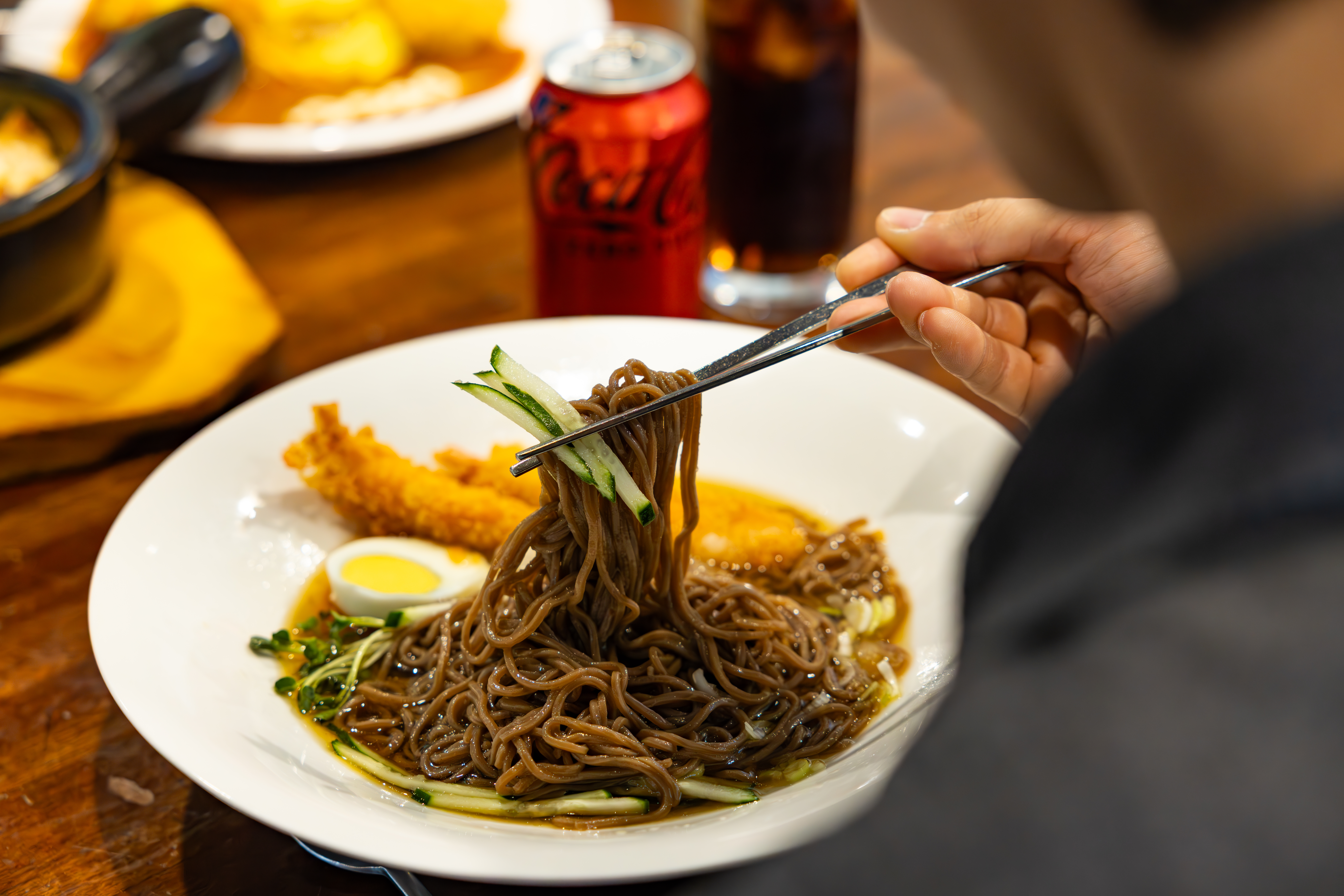 ‘후레쉬빌’의 대표 메뉴 냉모밀에 빠진 왕새우와 코카-콜라 제로