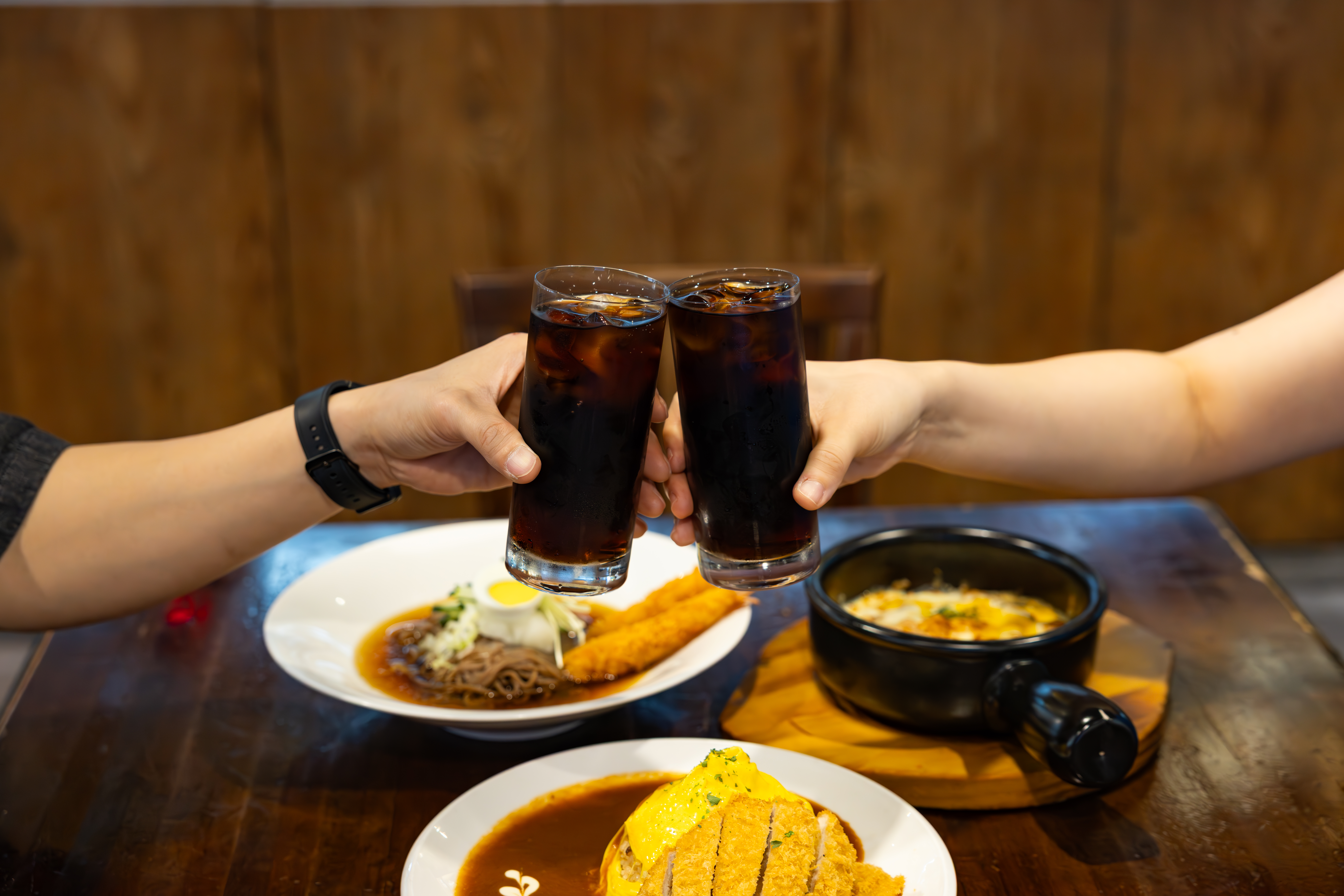 ‘후레쉬빌’의 대표 메뉴들과 코카-콜라 제로를 즐기는 사진