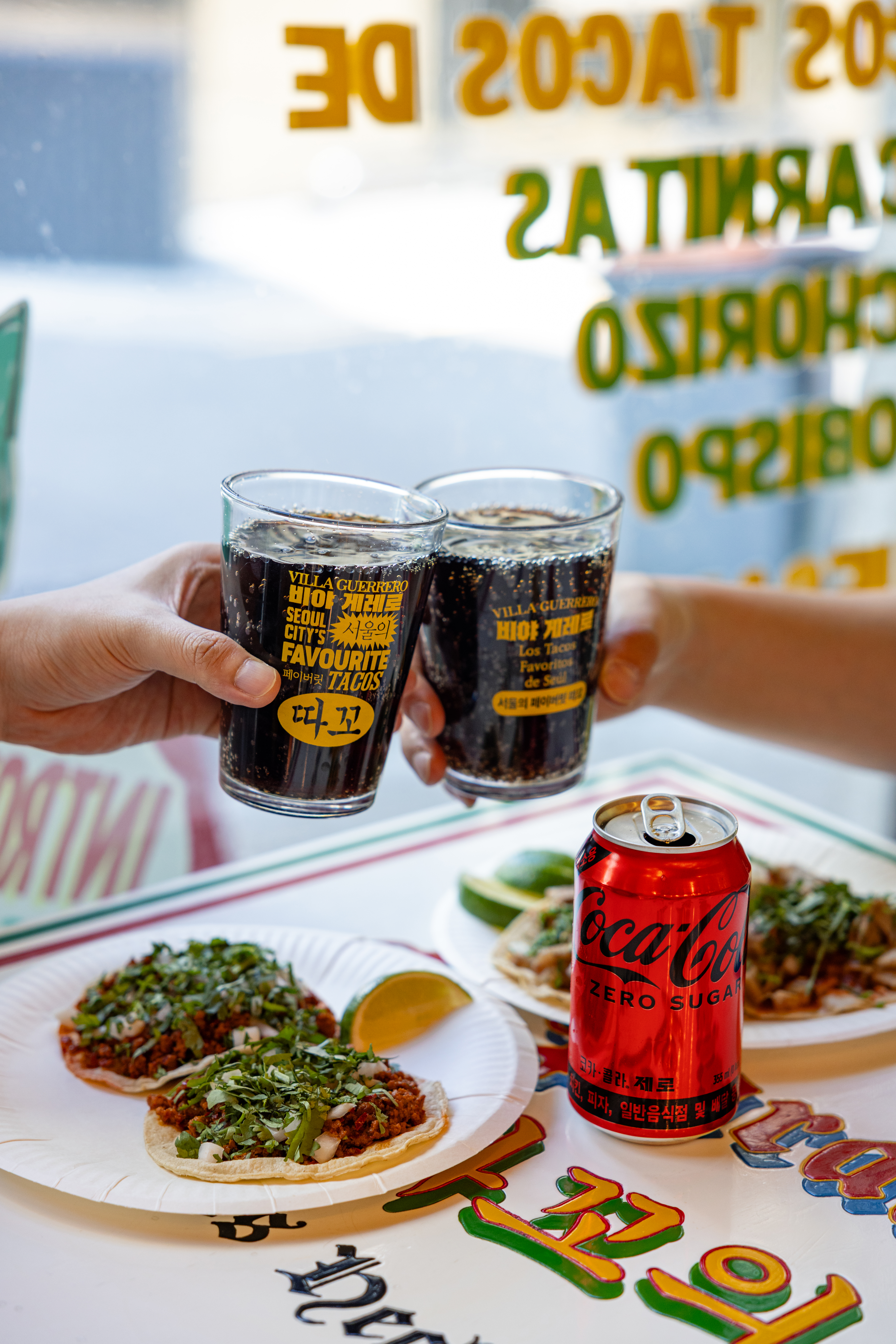 ‘비야게레로’의 대표 메뉴들과 코카-콜라 제로를 즐기는 사진