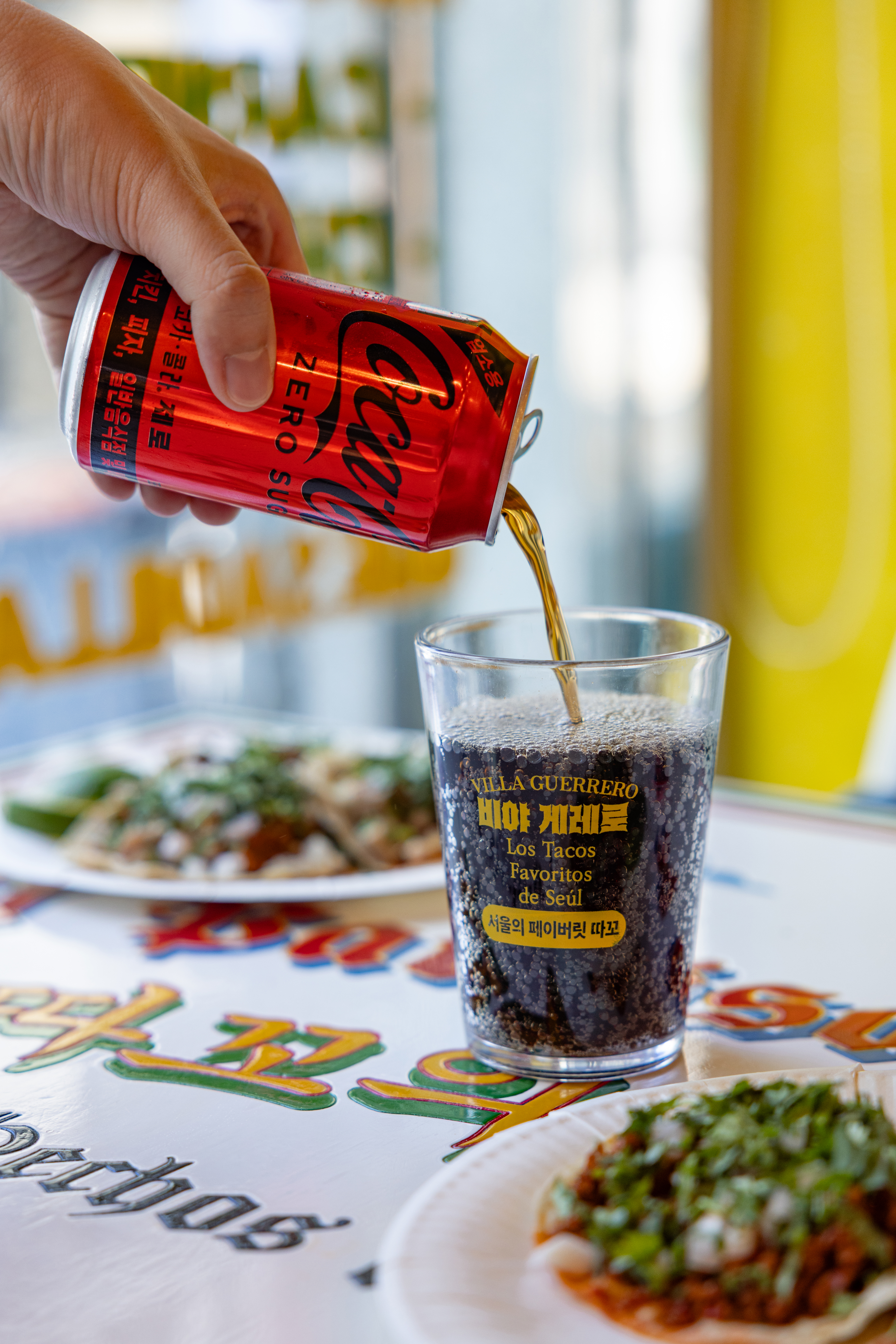 ‘비야게레로’의 대표 메뉴들과 코카-콜라 제로를 컵에 따르는 사진