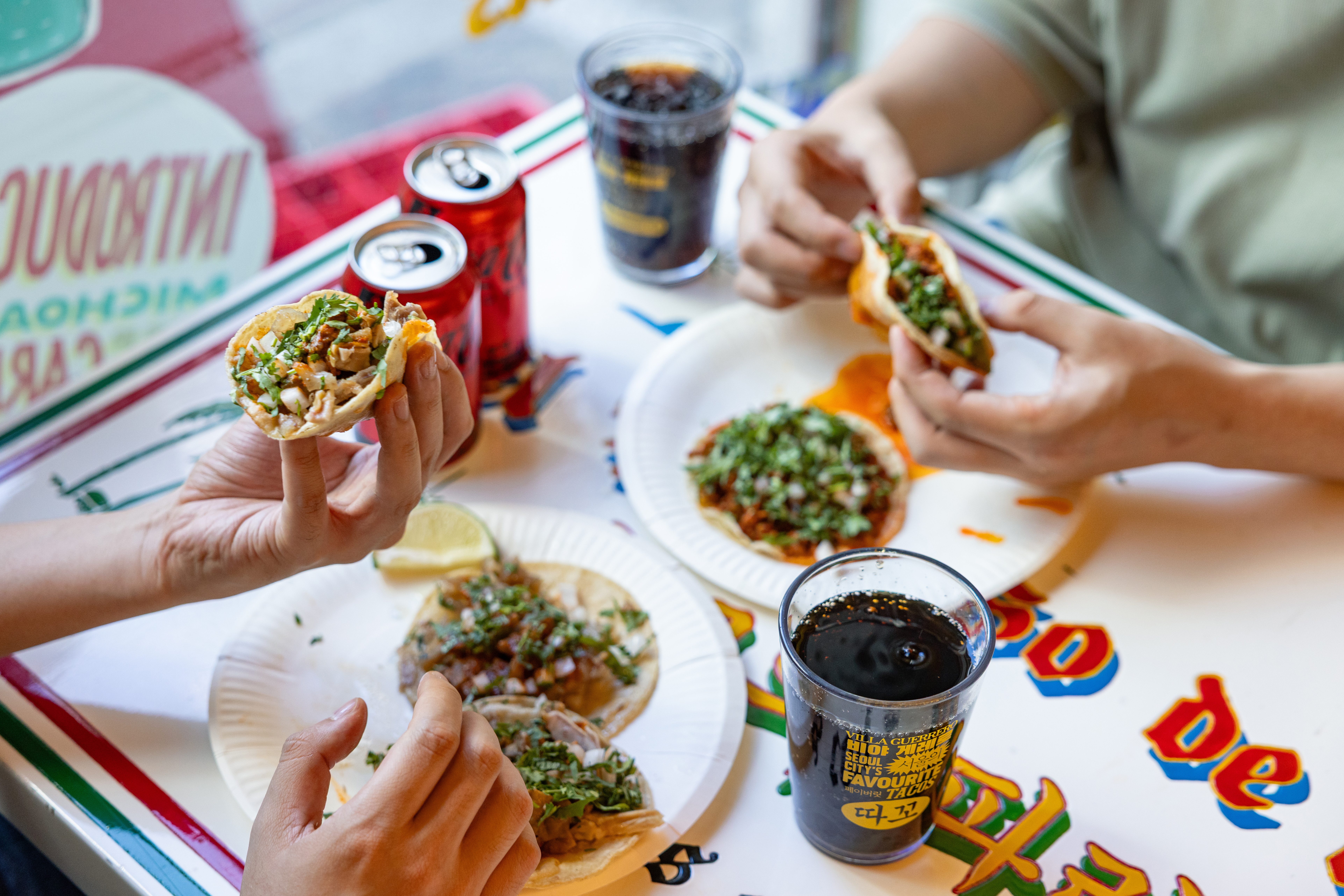 ‘비야게레로’의 대표 메뉴들과 코카-콜라 제로를 즐기는 사진