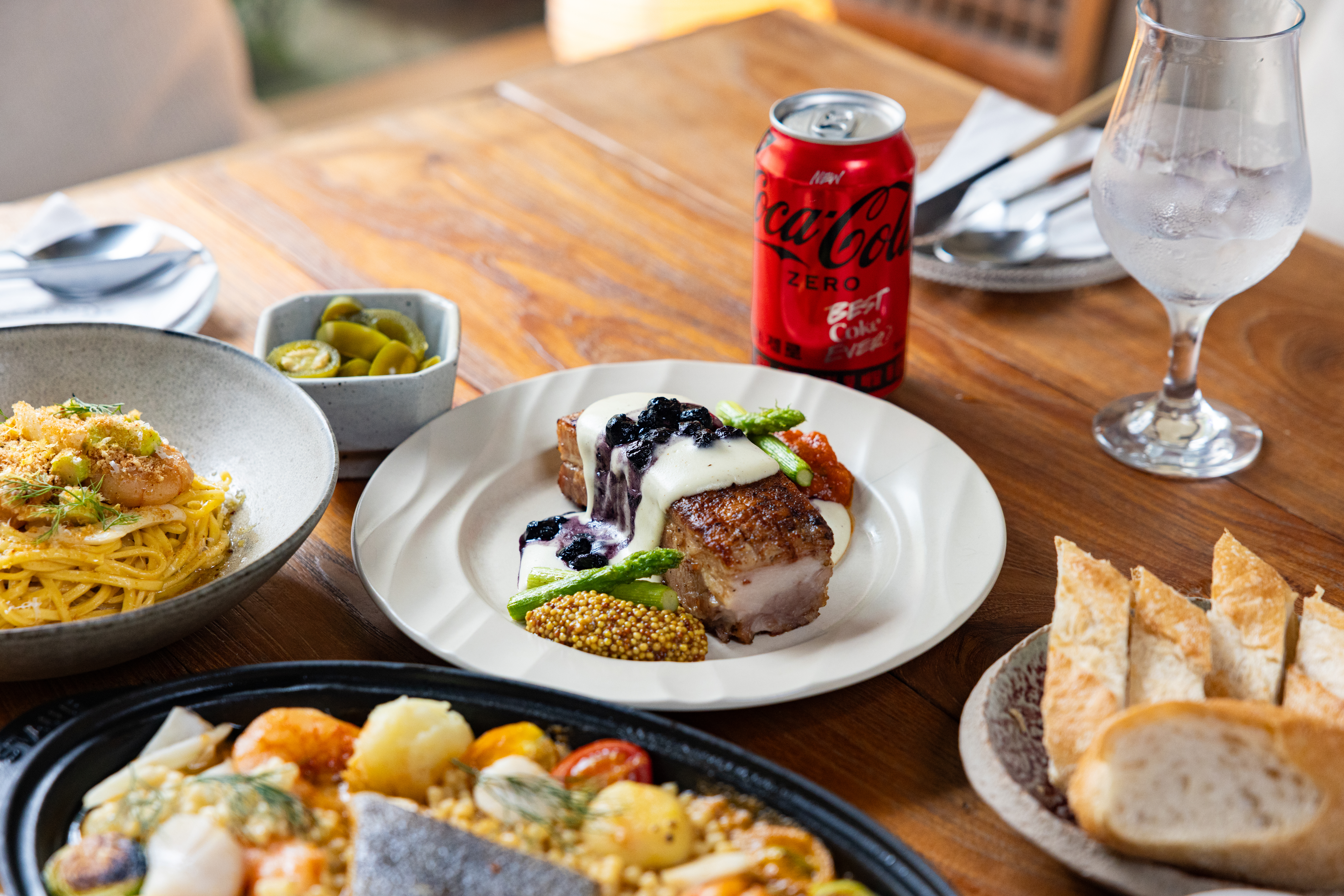 메종 루블랑의 대표 메뉴들과 코카-콜라 제로