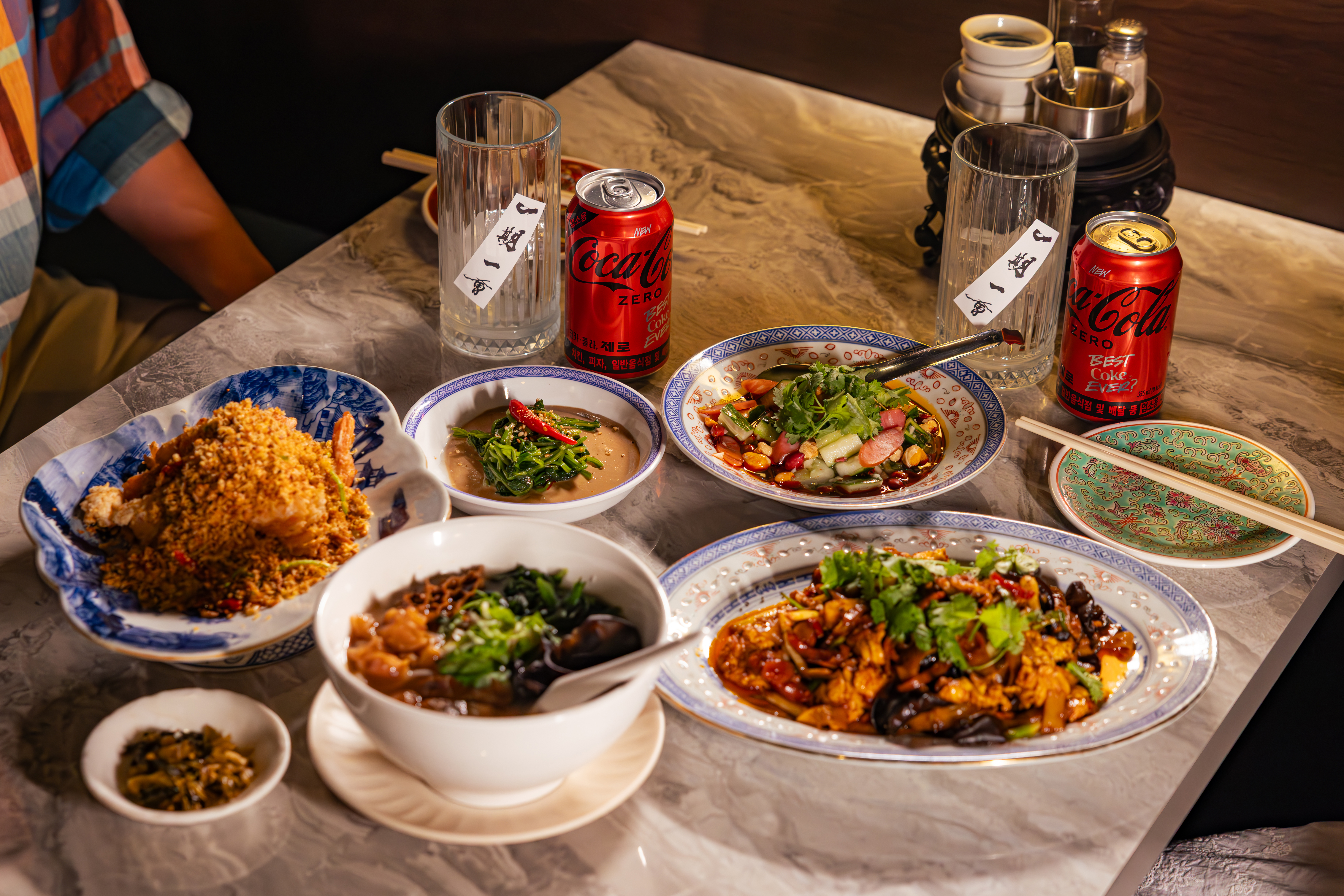 웨이 티하우스 앤 레스토랑의 대표 메뉴와 코카-콜라 제로