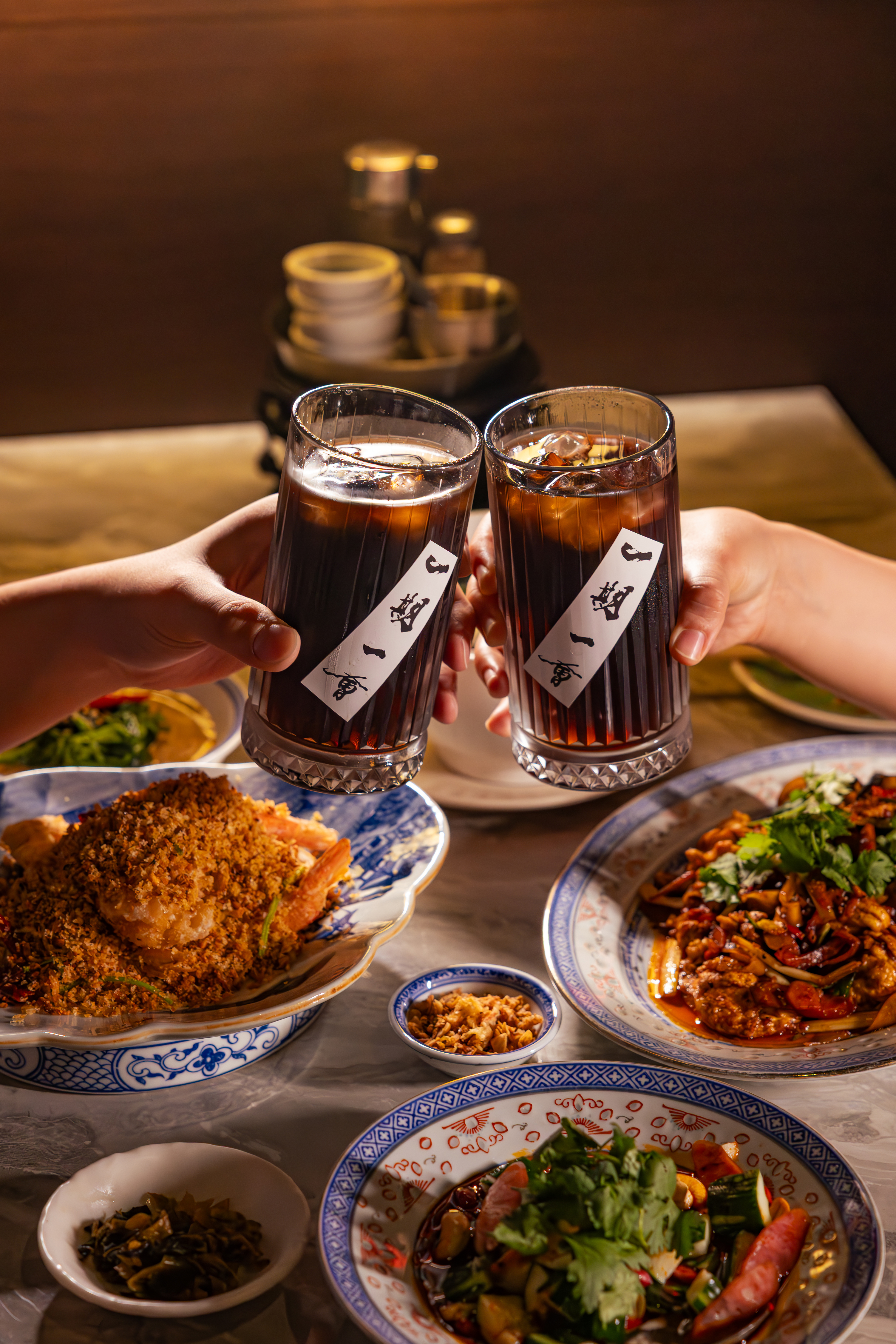 웨이 티하우스 앤 레스토랑의 대표 메뉴와 코카-콜라 제로를 즐기는 이미지