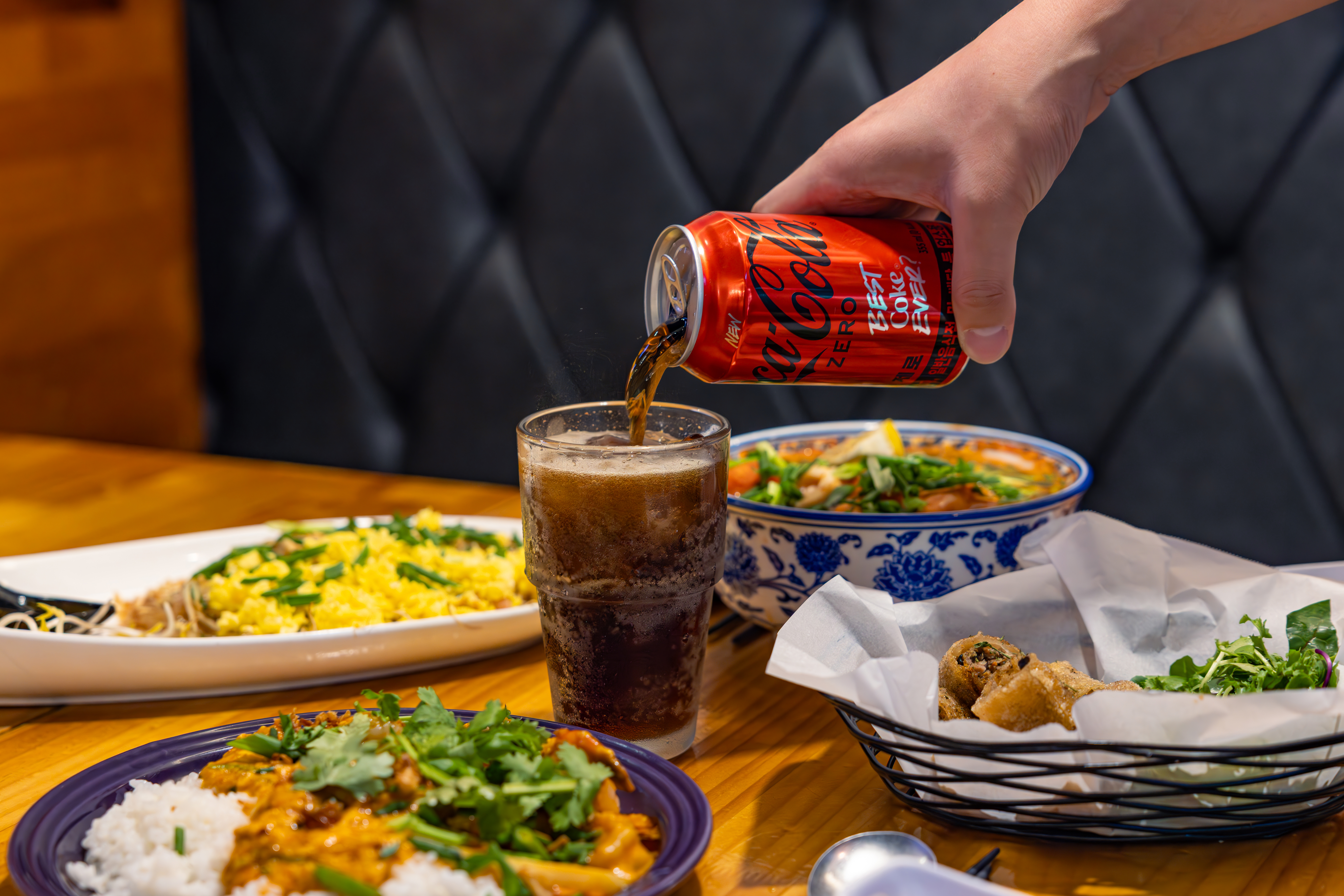 르번미의 대표메뉴들과 코카-콜라 제로를 컵에 따르는 사진