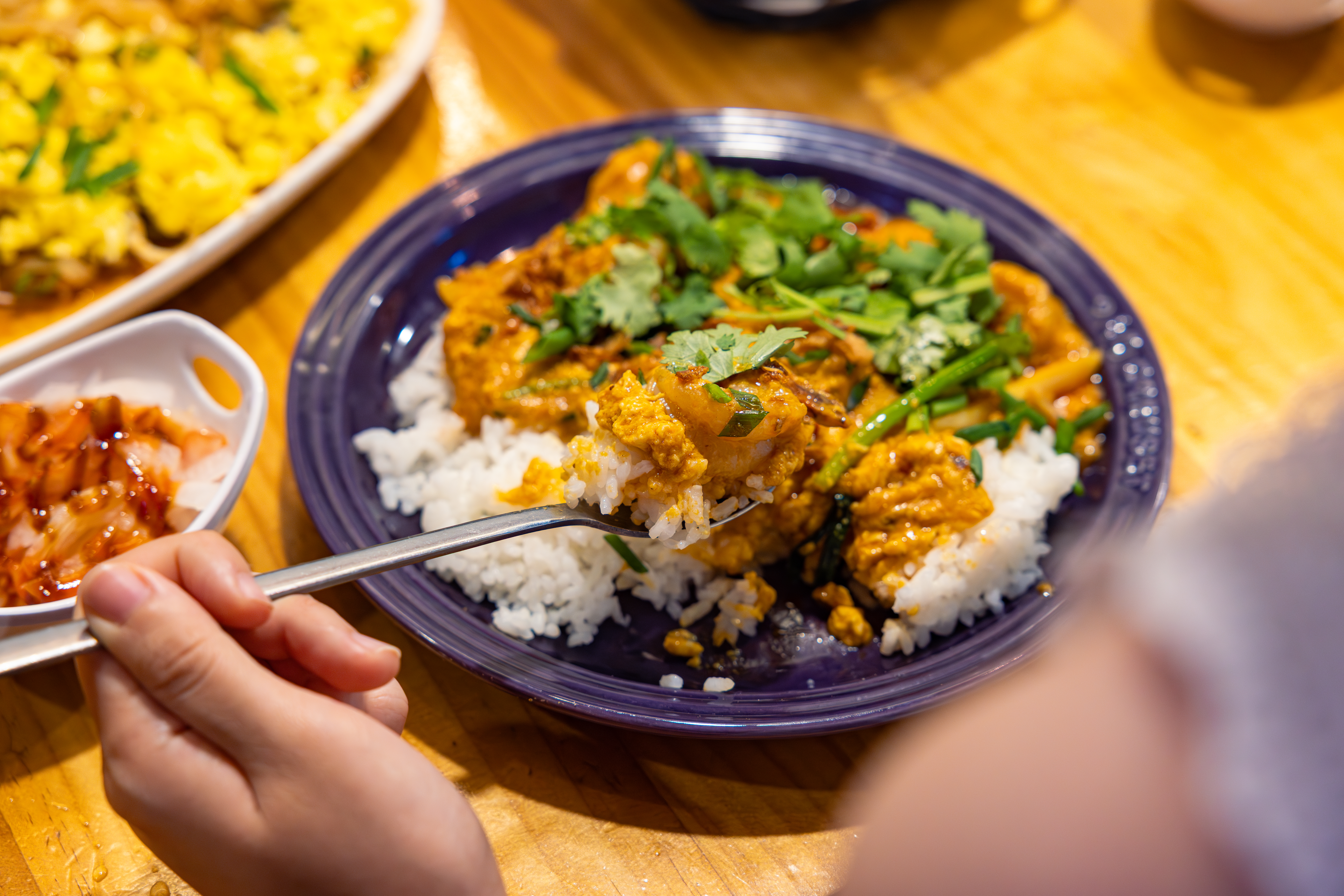 르번미의 대표메뉴 꿍팟퐁 커리