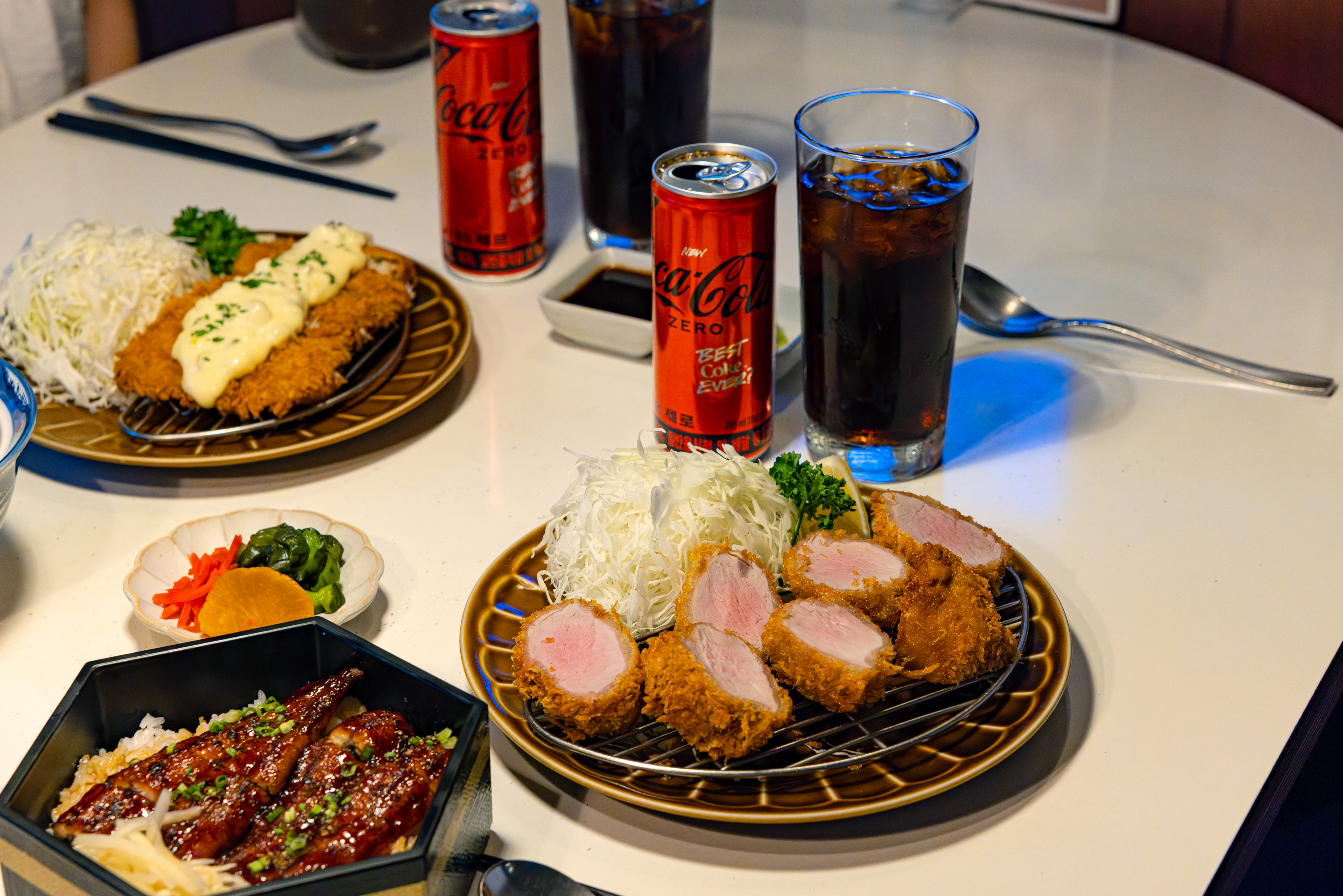 ‘호호식당’의 대표메뉴, 우나기동, 히레카츠 정식, 생선카츠와 코카-콜라 제로