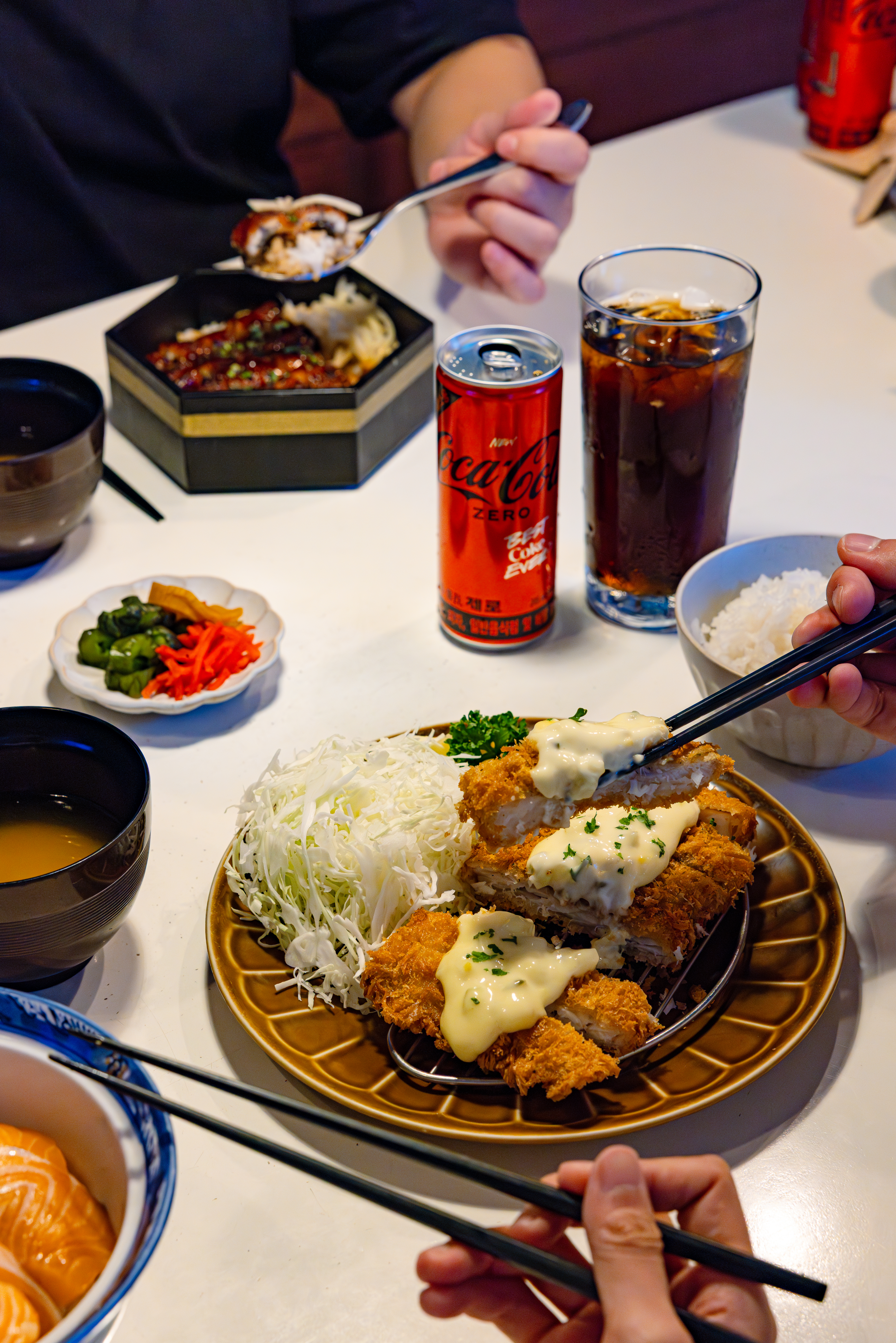 ‘호호식당’의 대표 메뉴, 우나기동, 생선카츠와 즐기는 새로워진 코카-콜라 제로