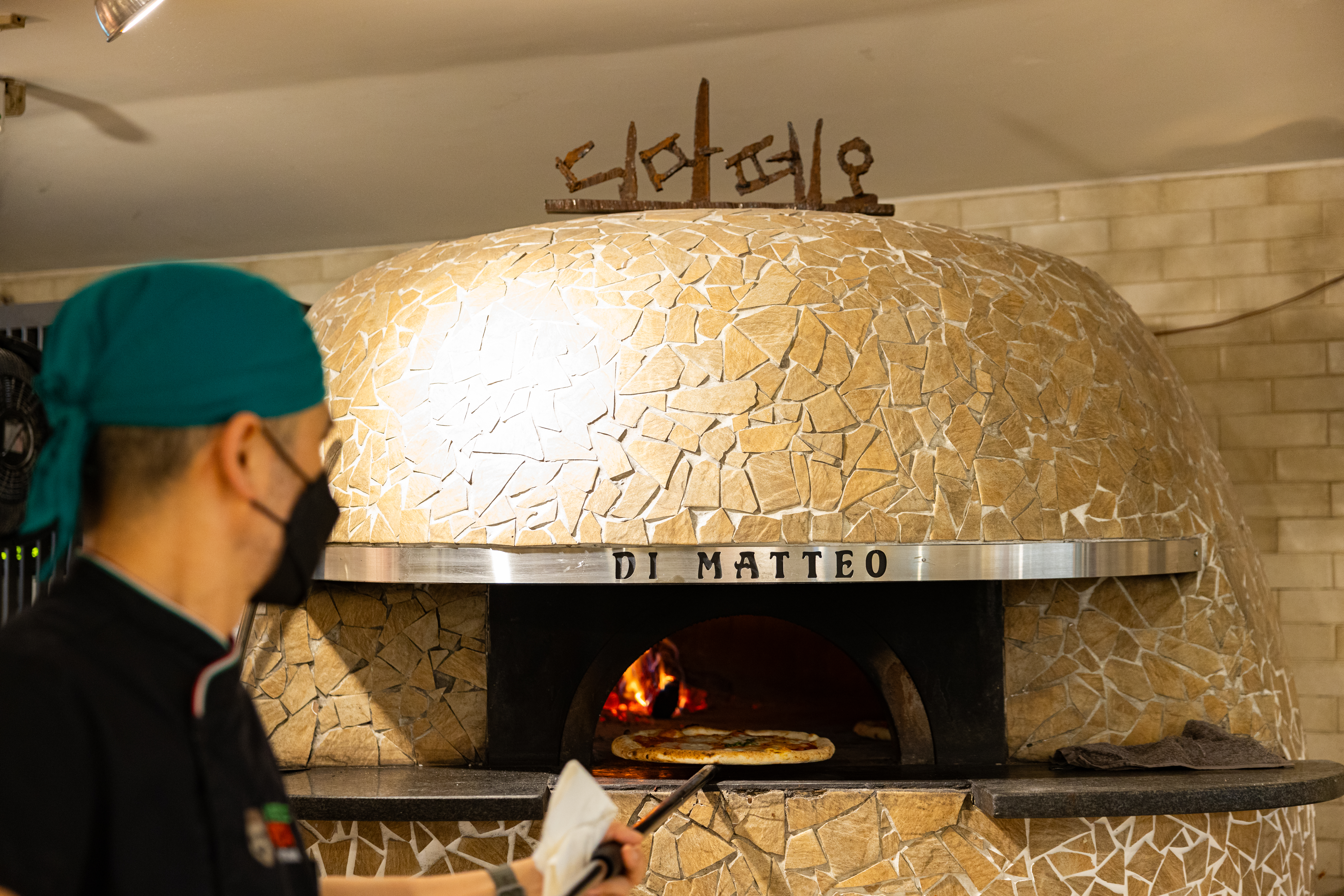대학로 레드리본 맛집, ‘디마떼오’에서 화덕에 피자를 굽고있다.