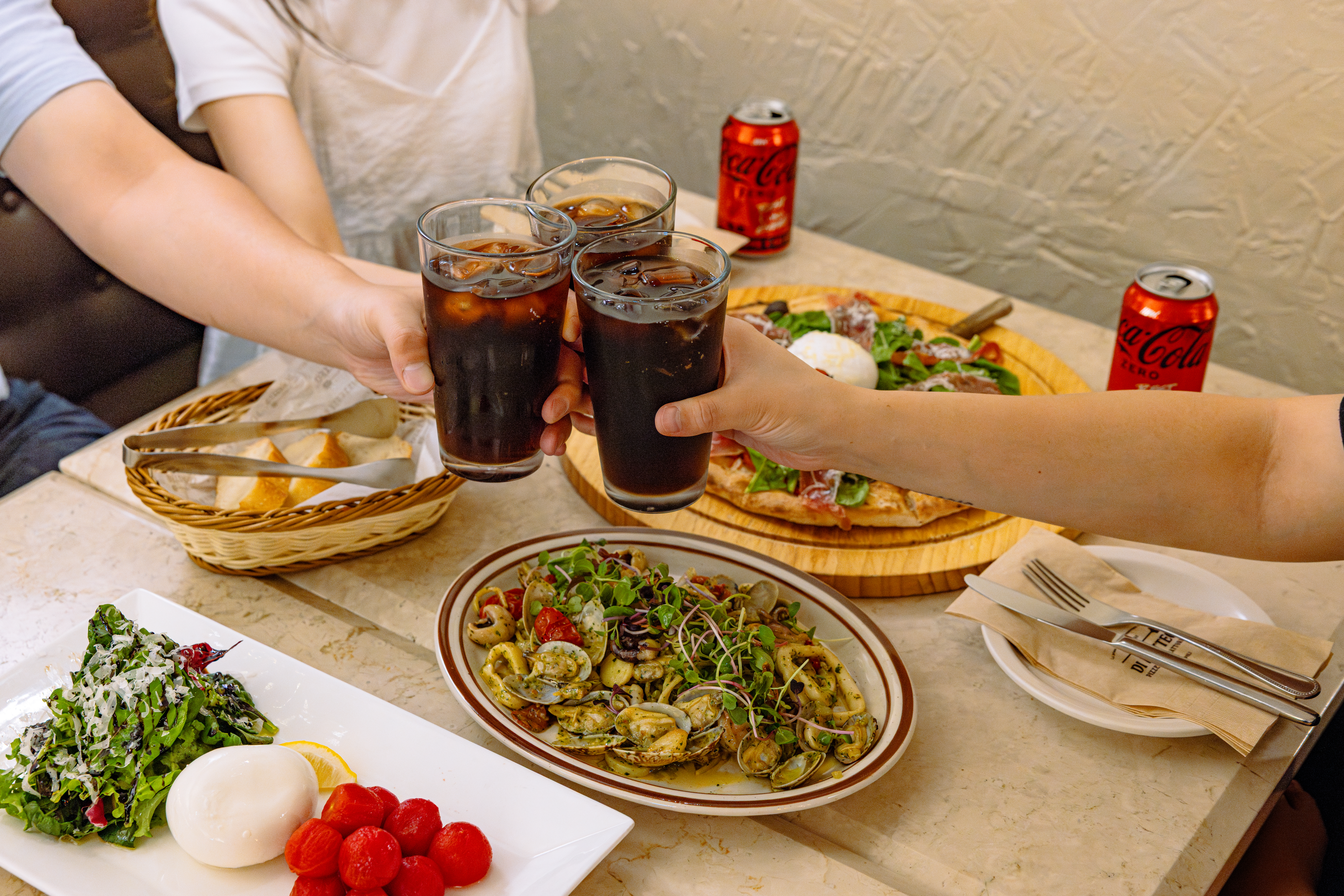 대학로 레드리본 맛집, 디마떼오의 대표 메뉴, 디마떼오 피자와 빼스까또래 스파게티와 함께 즐기는 새로워진 코카-콜라 제로