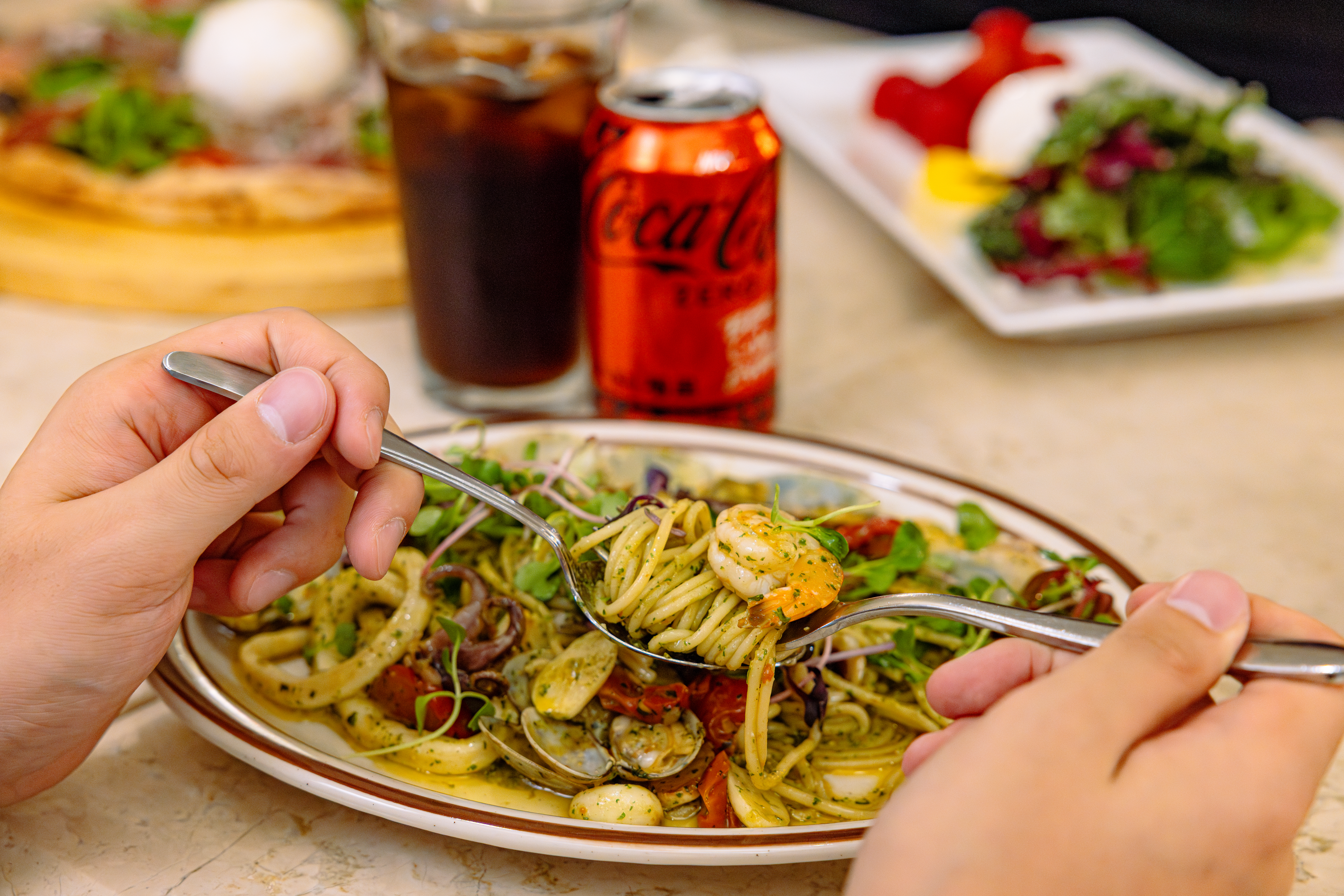 대학로 레드리본 맛집, 디마떼오의 대표 메뉴, 빼스까또래 스파게티와 새로워진 코카-콜라 제로