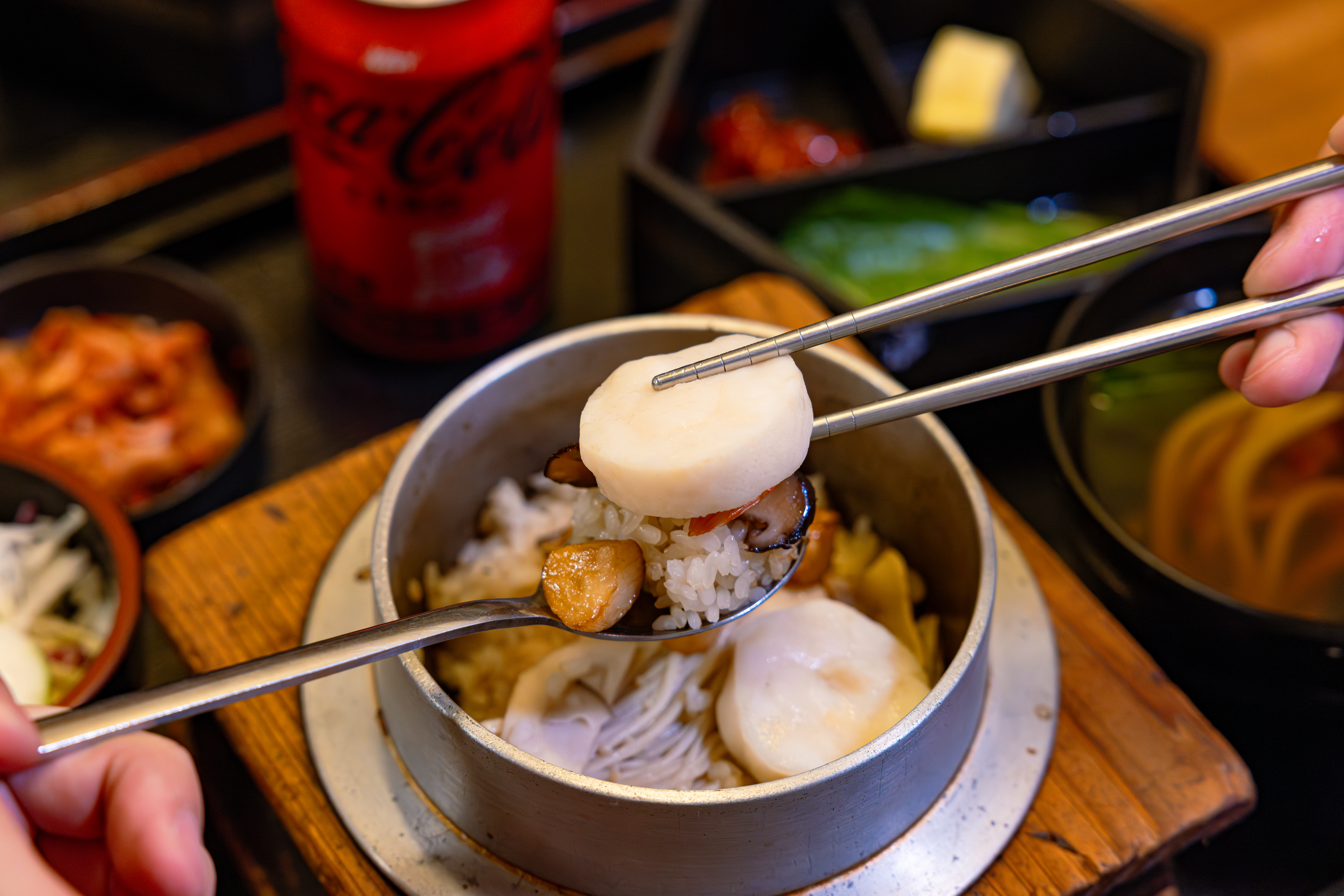 ‘도도야’의 대표메뉴, 관자버터 가마를 한술 가득 뜨고 있다.